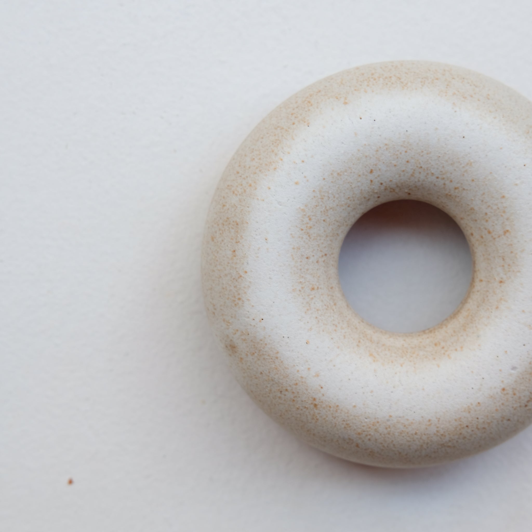 Coquetier en grès D 8,5cm - blanc beige de Celine Fischer chez Brutal Ceramics