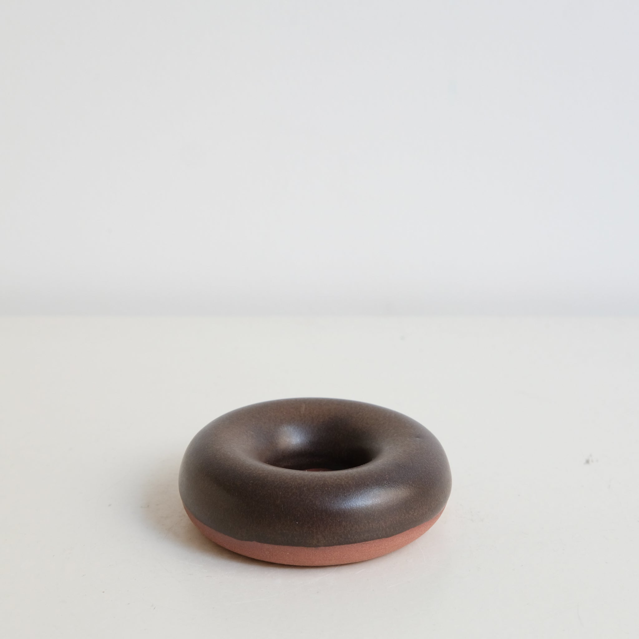 Coquetier en grès D 8,5cm - marron chocolat de Celine Fischer chez Brutal Ceramics