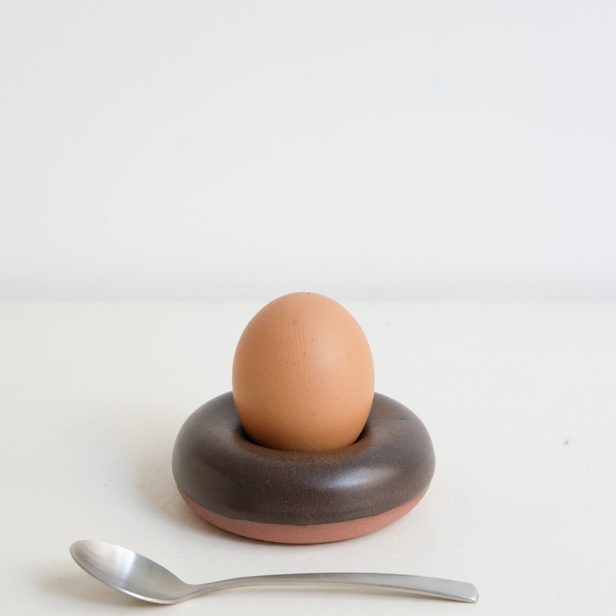 Coquetier en grès D 8,5cm - marron chocolat de Celine Fischer chez Brutal Ceramics
