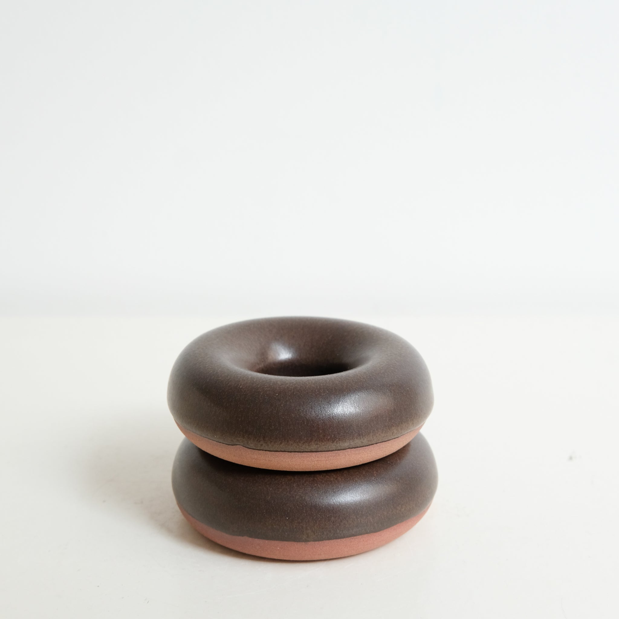 Coquetier en grès D 8,5cm - marron chocolat de Celine Fischer chez Brutal Ceramics