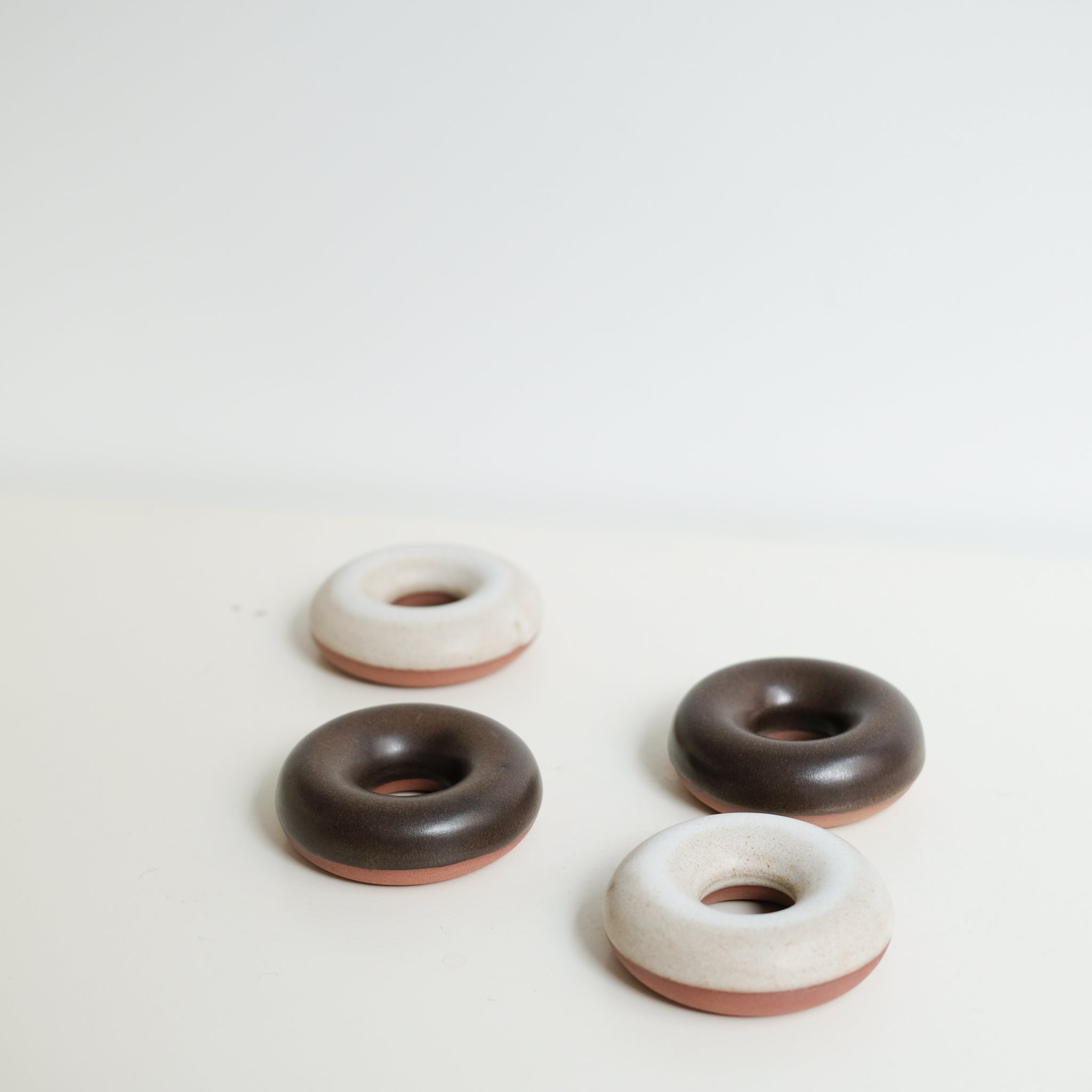 Coquetier en grès D 8,5cm - marron chocolat de Celine Fischer chez Brutal Ceramics