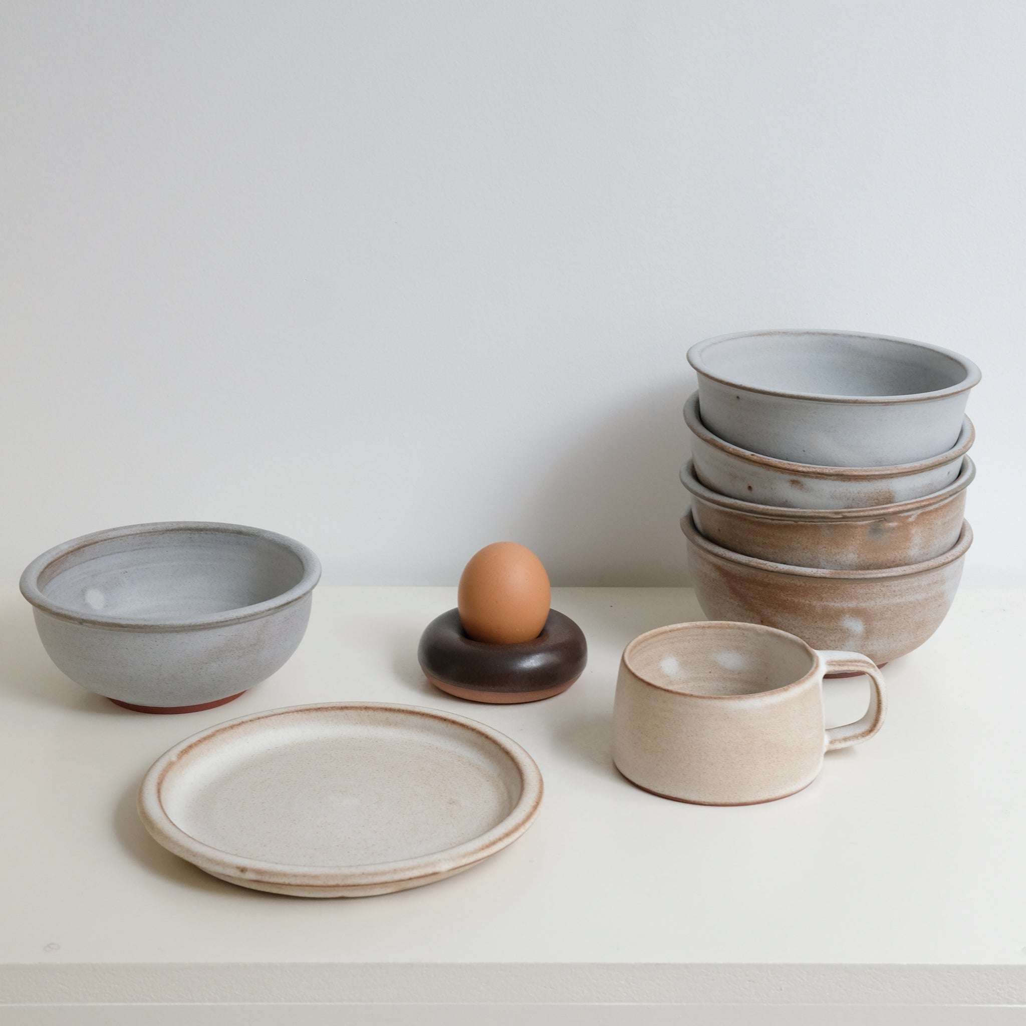 Assiette en grès D 14cm - blanc beige de Celine Fischer chez Brutal Ceramics