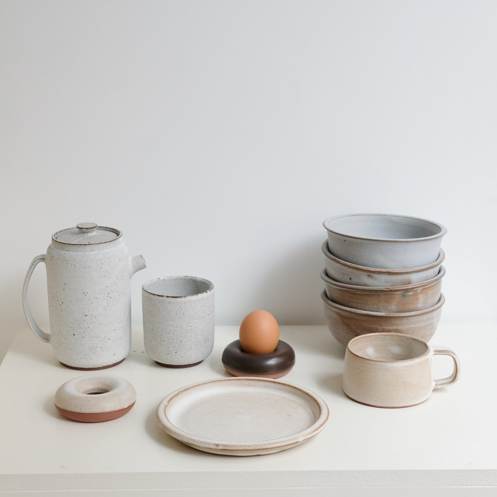 Coquetier en grès D 8,5cm - blanc beige de Celine Fischer chez Brutal Ceramics