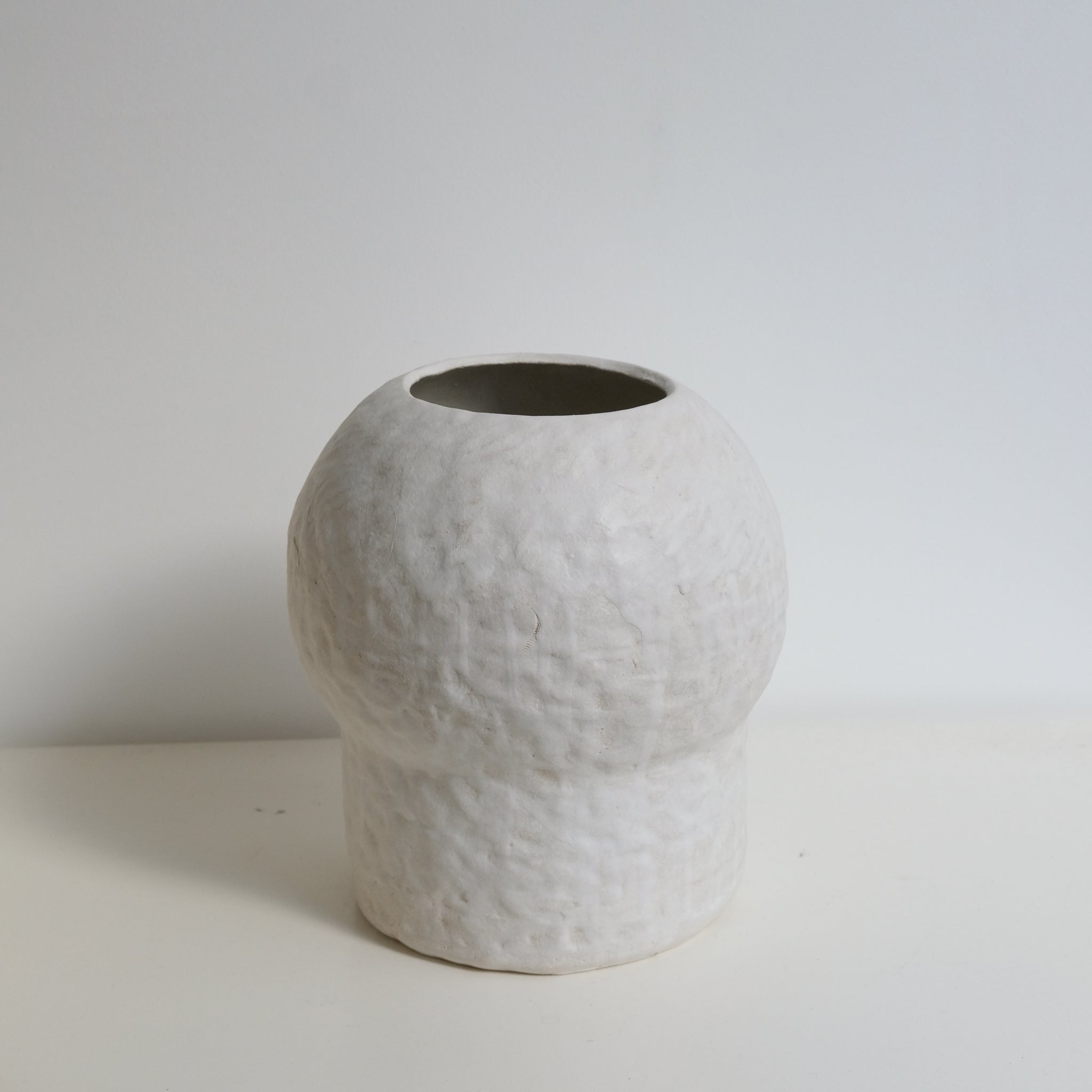 Vase en grès blanc H23cm - Blanc texturé mat de Claire Cosnefroy chez Brutal Ceramics