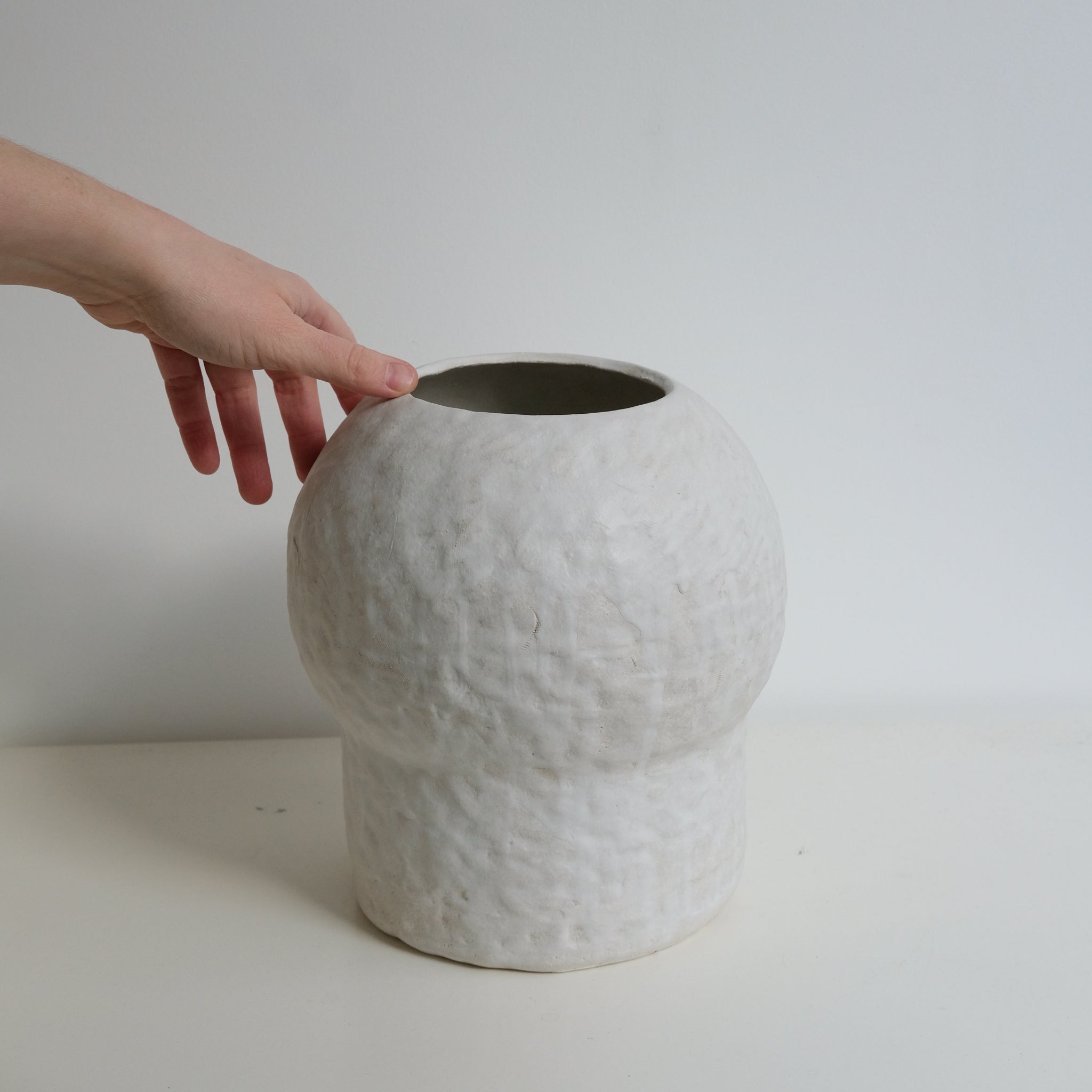 Vase en grès blanc H23cm - Blanc texturé mat de Claire Cosnefroy chez Brutal Ceramics