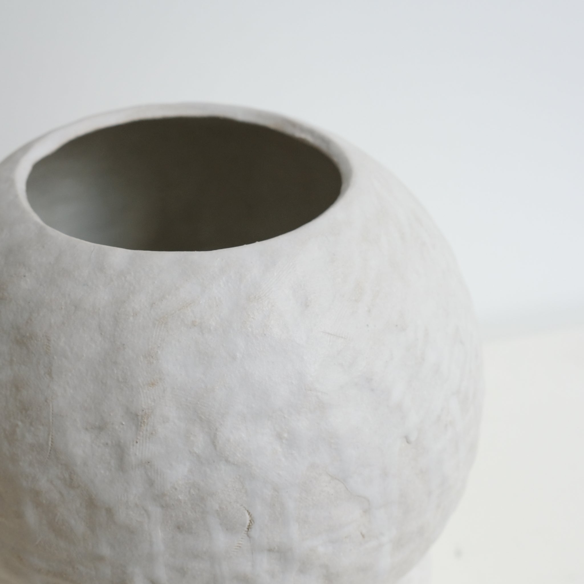 Vase en grès blanc H23cm - Blanc texturé mat de Claire Cosnefroy chez Brutal Ceramics
