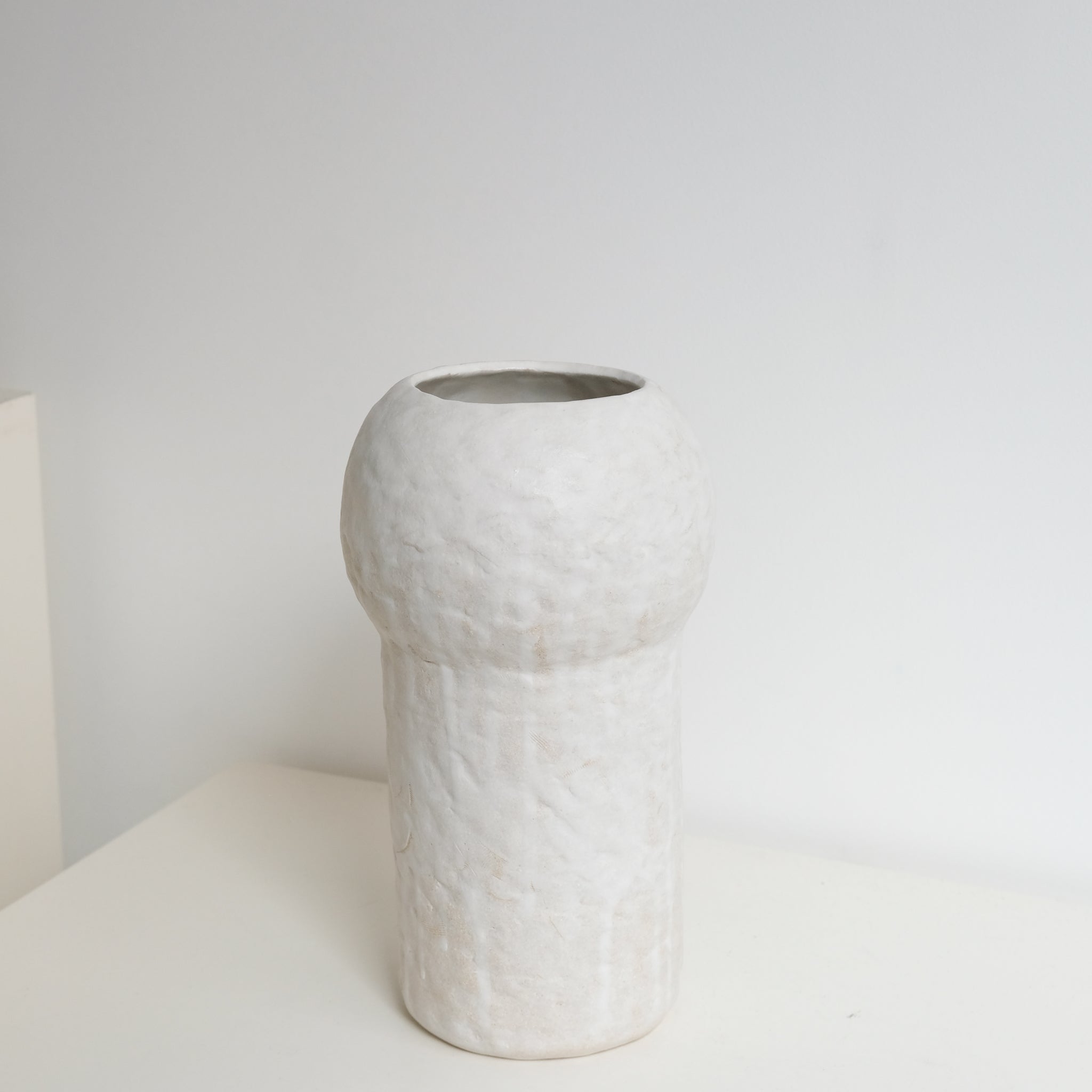 Vase en grès blanc H28cm - Blanc texturé mat de Claire Cosnefroy chez Brutal Ceramics