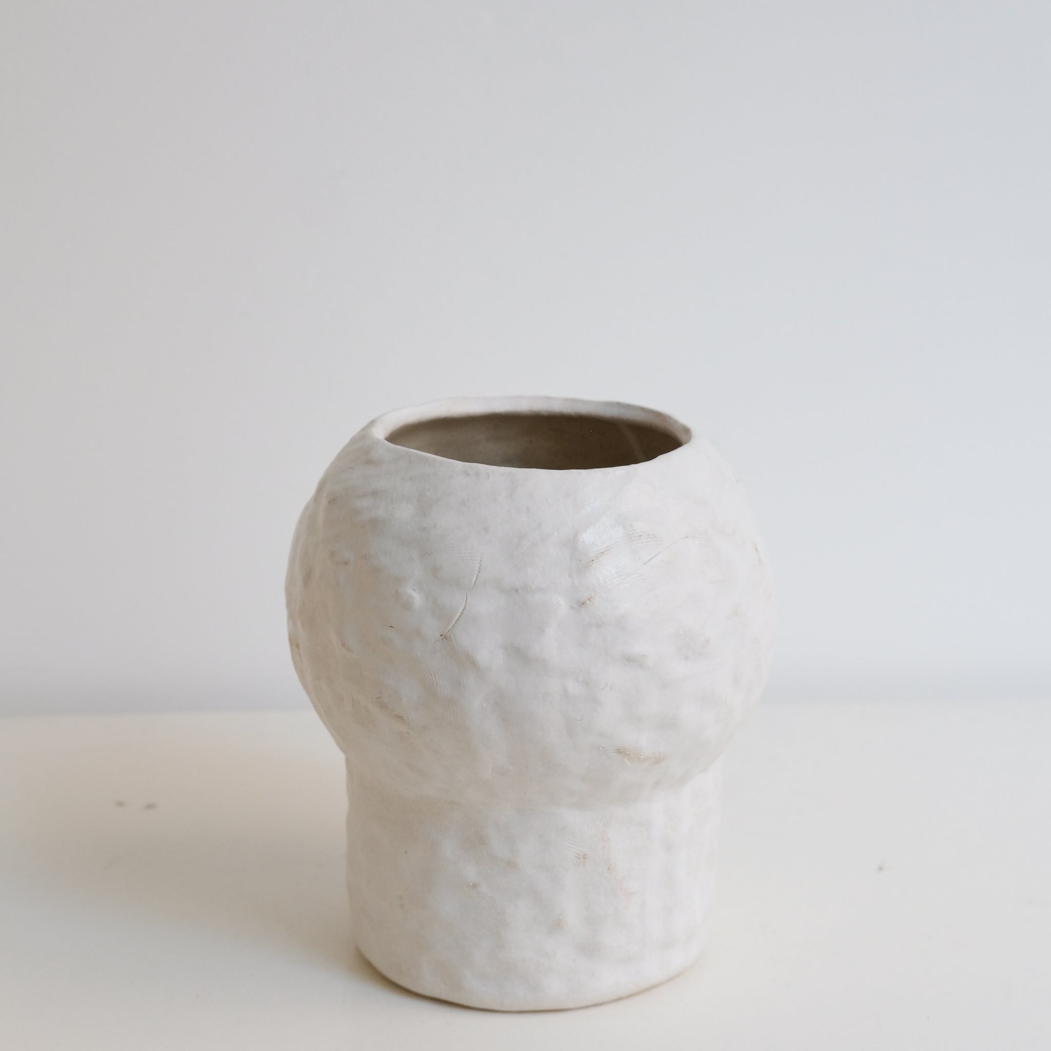 Vase en grès blanc H16cm - Blanc texturé mat de Claire Cosnefroy chez Brutal Ceramics