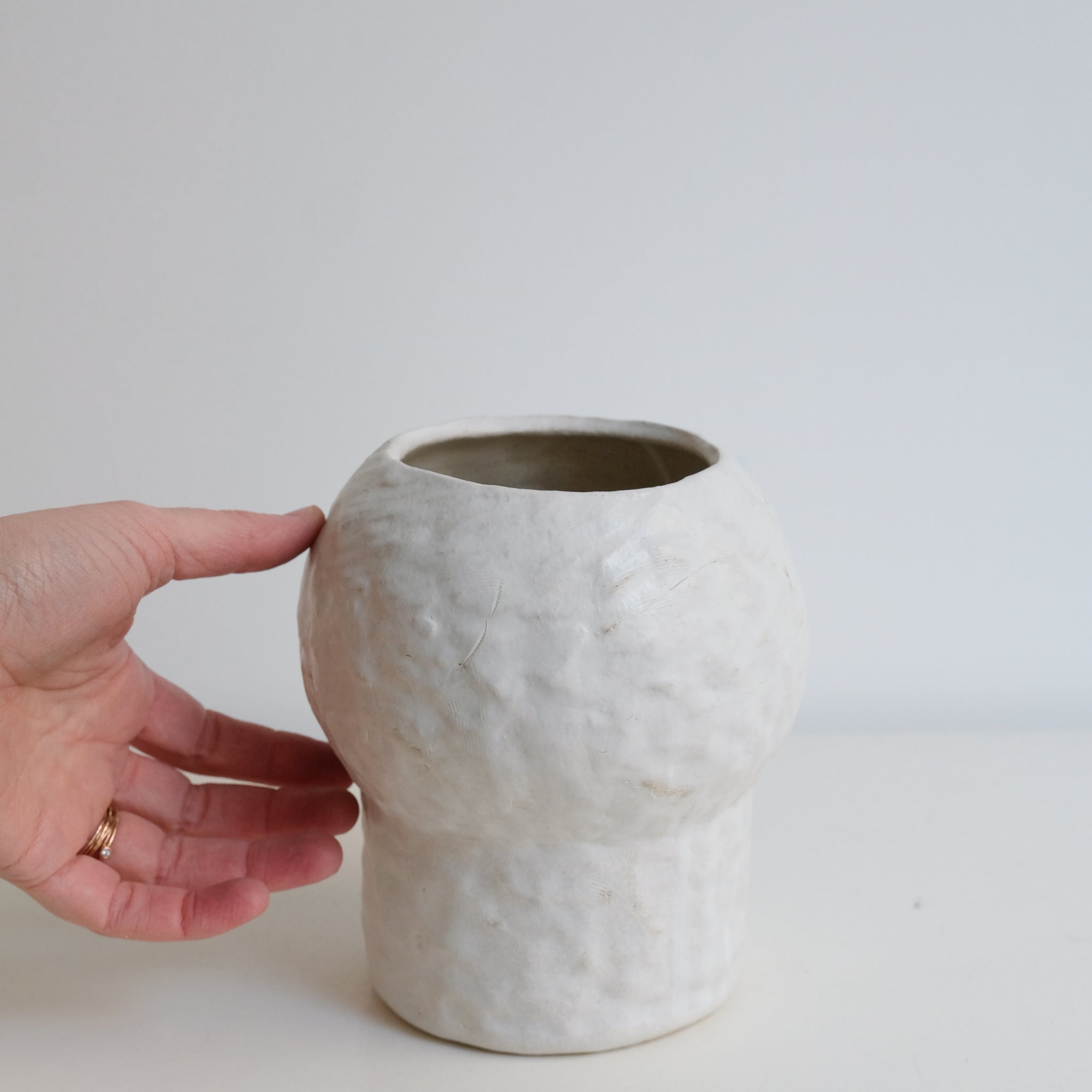 Vase en grès blanc H16cm - Blanc texturé mat de Claire Cosnefroy chez Brutal Ceramics