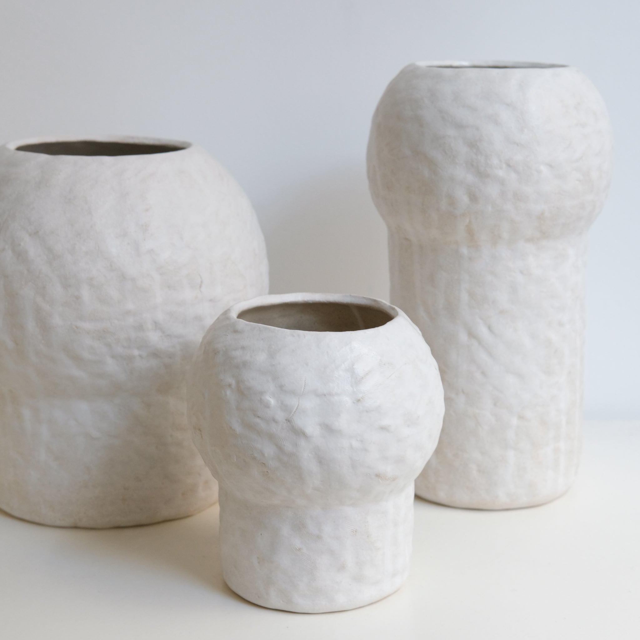 Vase en grès blanc H16cm - Blanc texturé mat de Claire Cosnefroy chez Brutal Ceramics