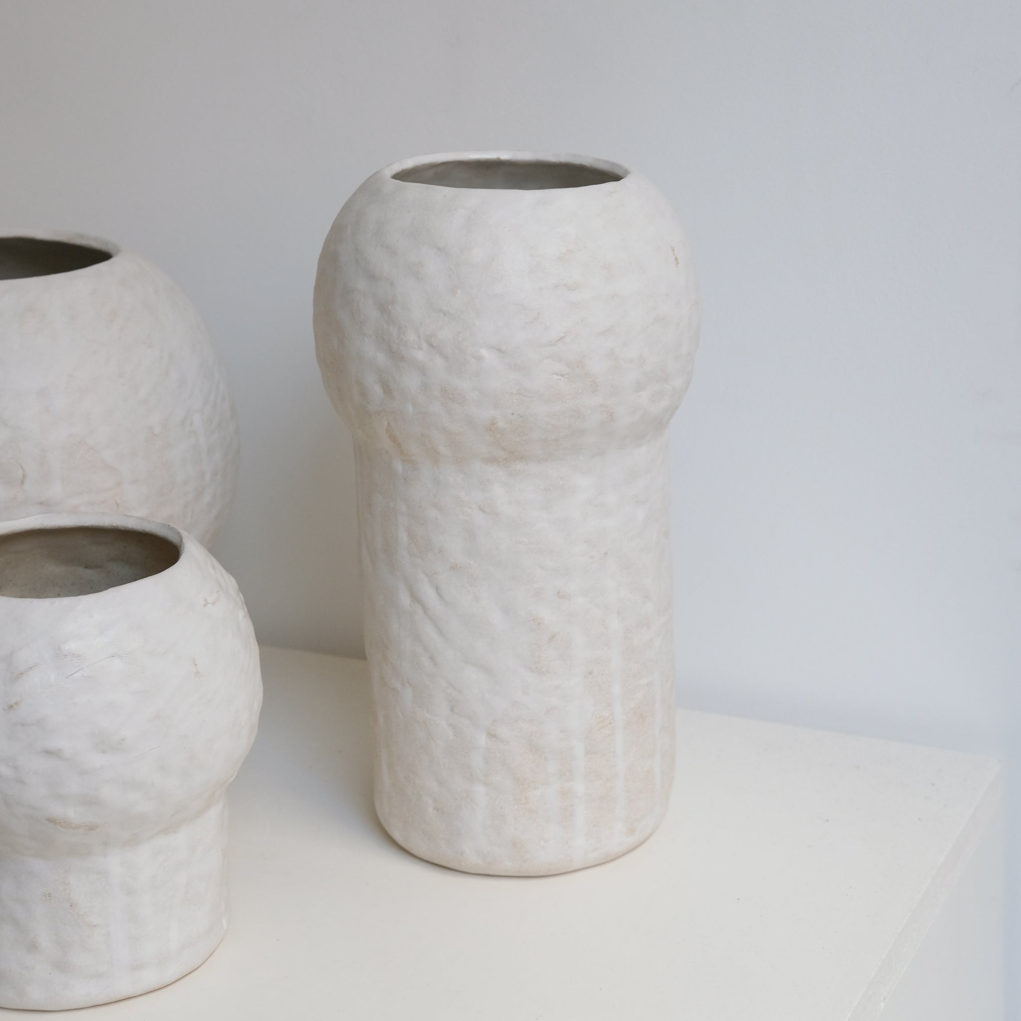 Vase en grès blanc H28cm - Blanc texturé mat de Claire Cosnefroy chez Brutal Ceramics