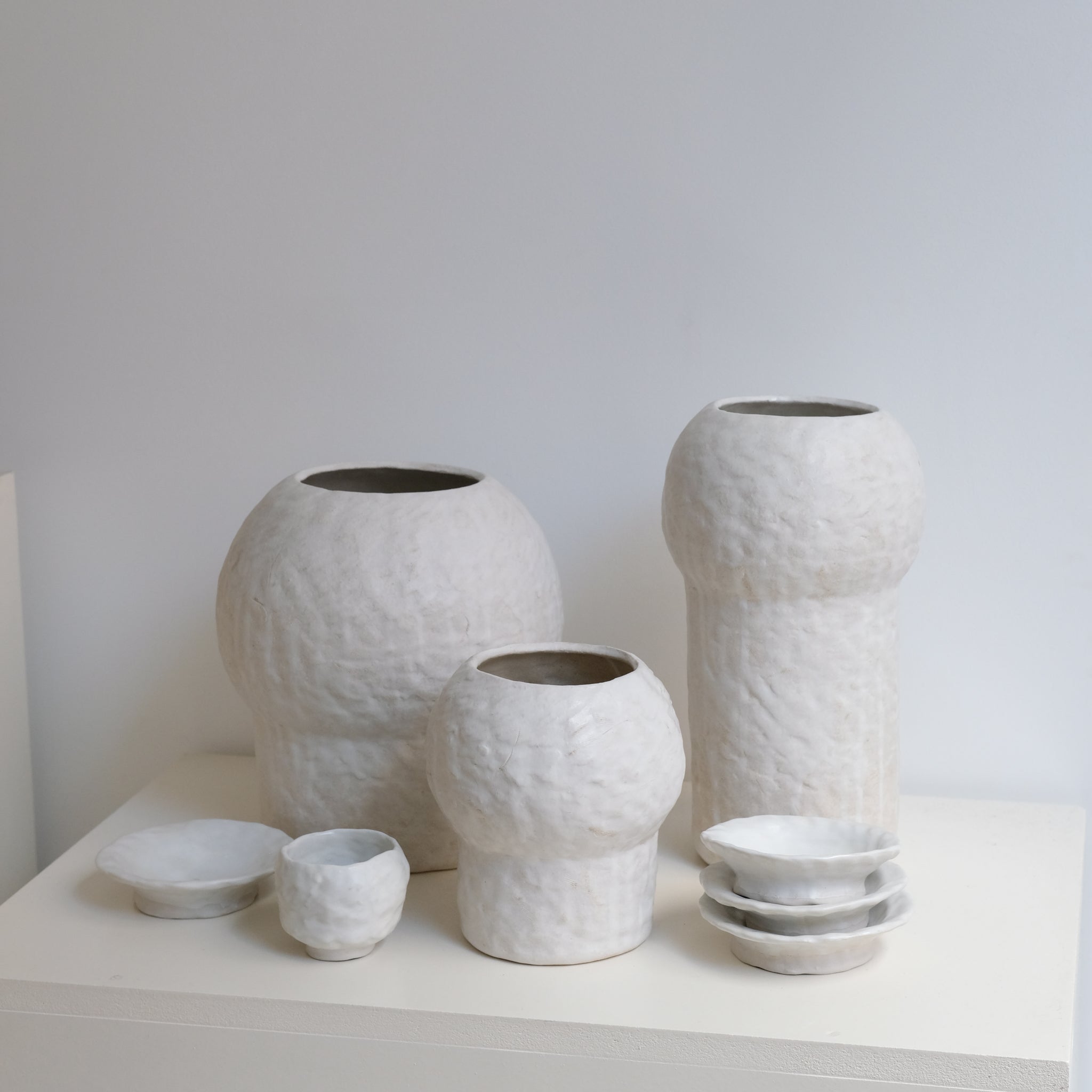 Vase en grès blanc H28cm - Blanc texturé mat de Claire Cosnefroy chez Brutal Ceramics