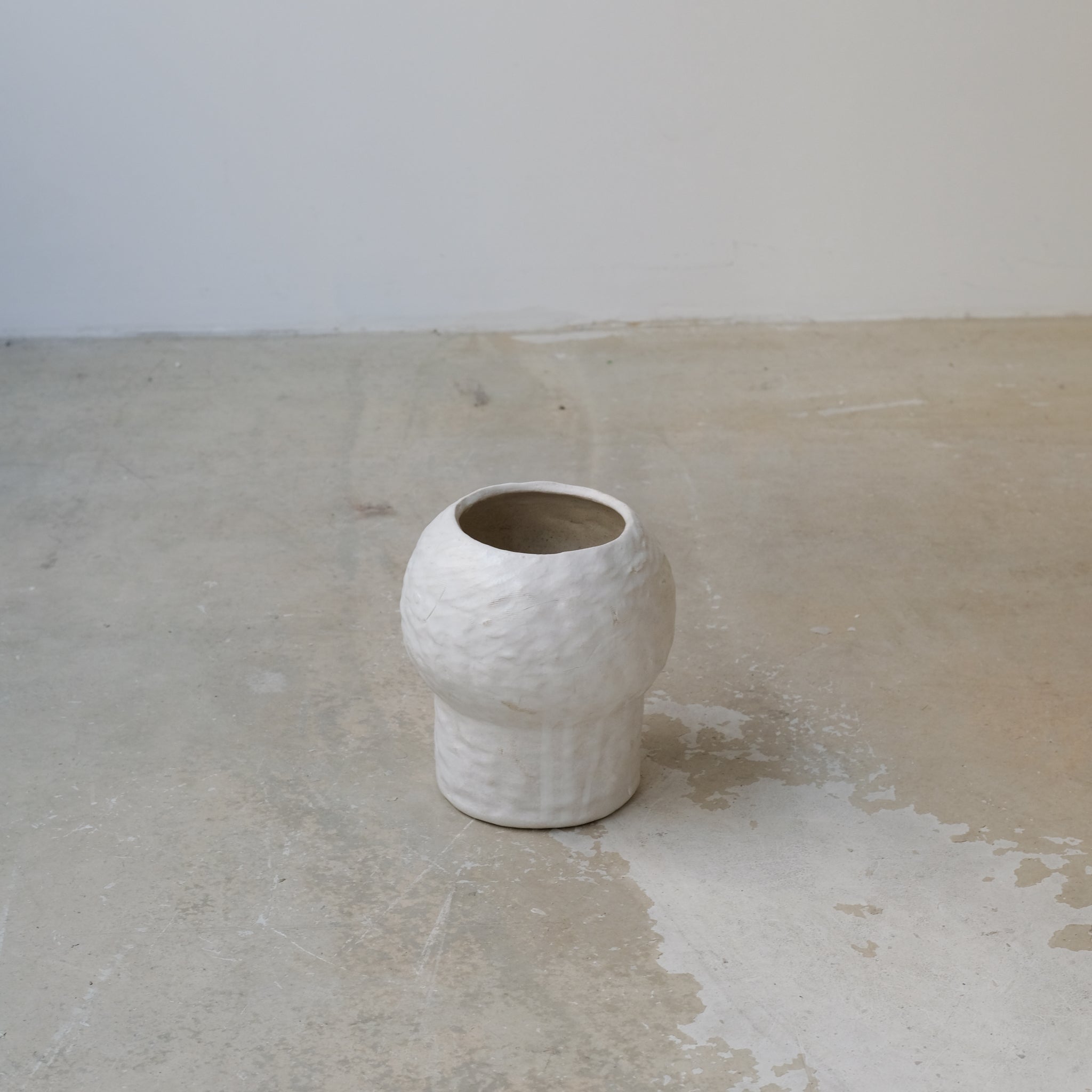 Vase en grès blanc H16cm - Blanc texturé mat de Claire Cosnefroy chez Brutal Ceramics