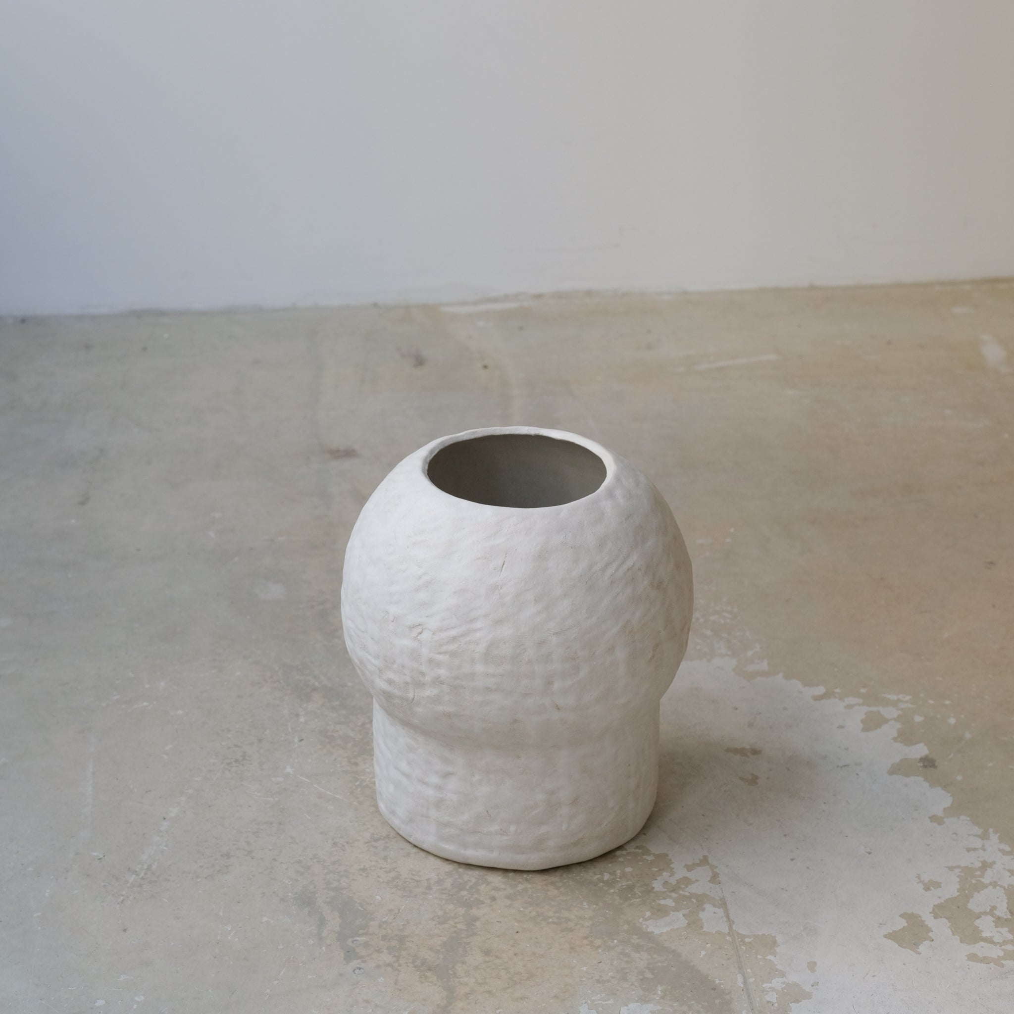 Vase en grès blanc H23cm - Blanc texturé mat de Claire Cosnefroy chez Brutal Ceramics