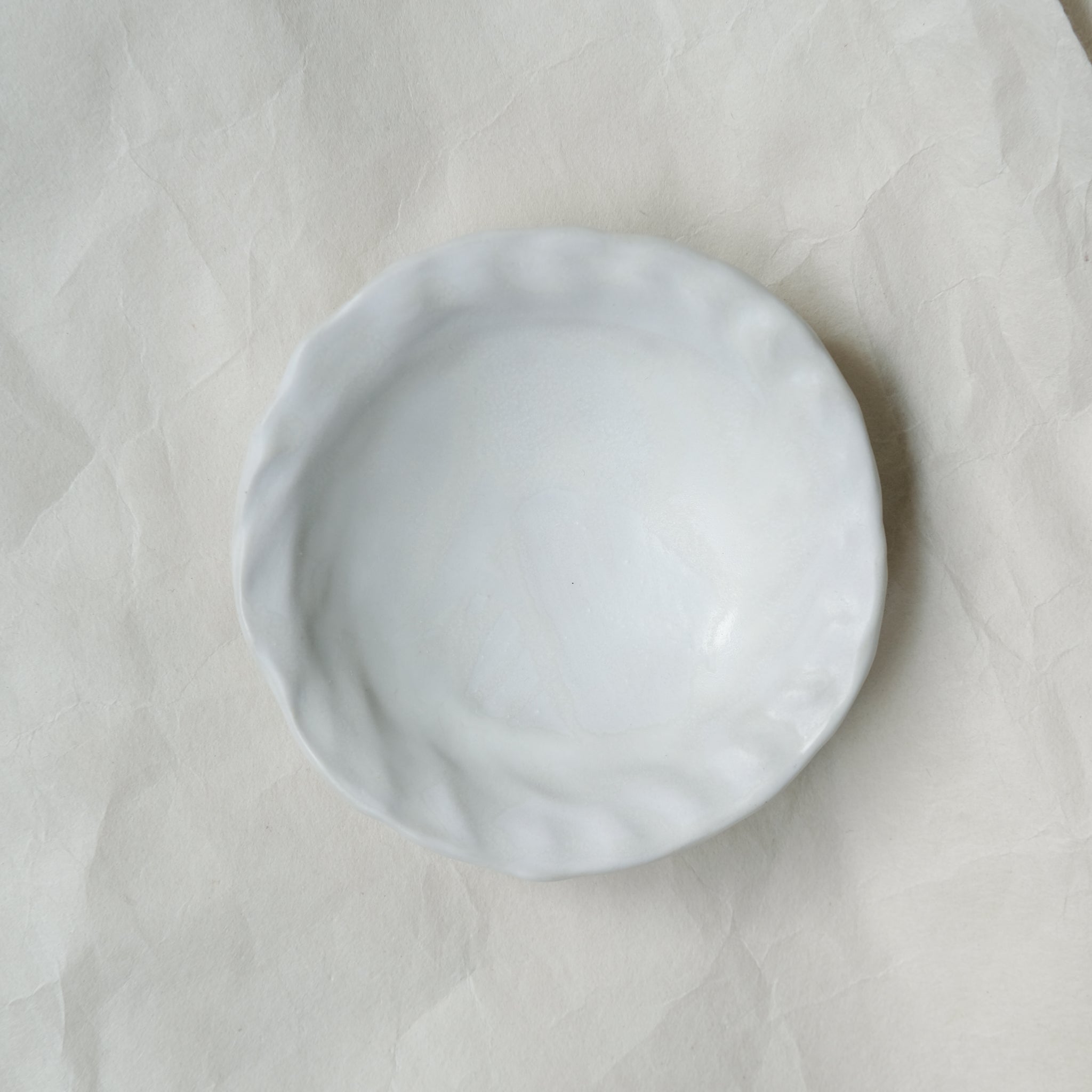 Coupelle en grès D11 cm- Blanc texturé satiné de Claire Cosnefroy chez Brutal Ceramics