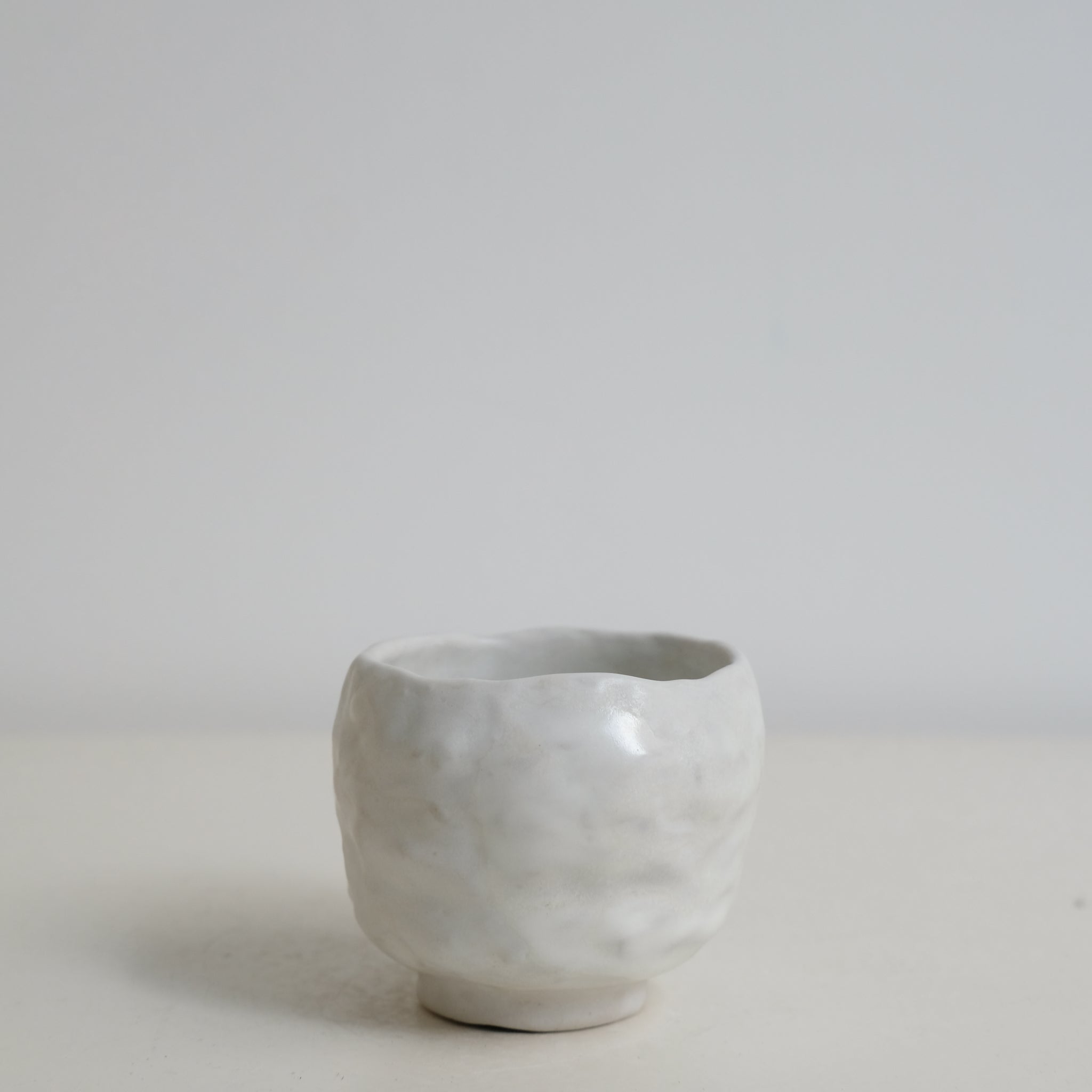Tasse en grès 75ml - Blanc texturé satiné de Claire Cosnefroy chez Brutal Ceramics