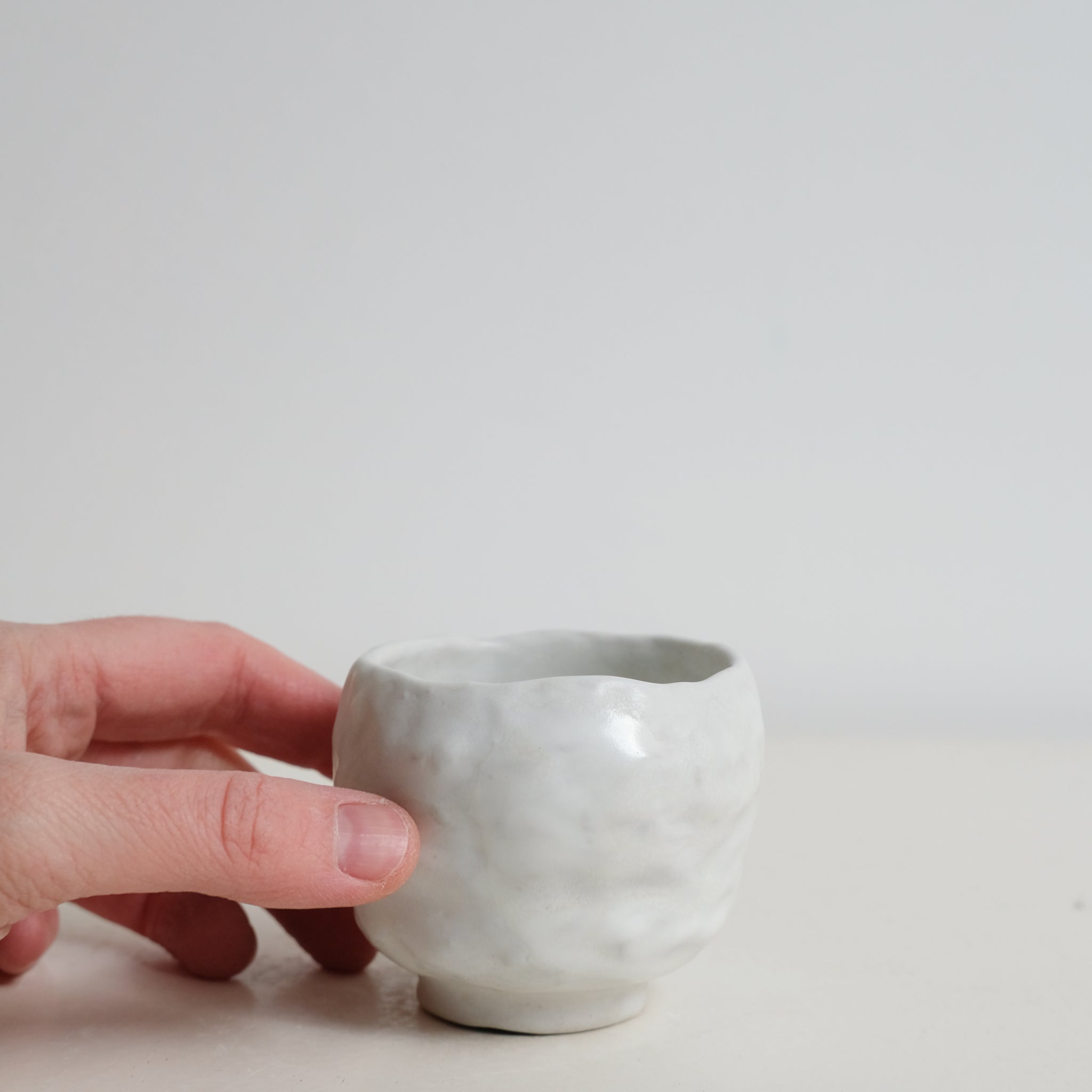 Tasse en grès 75ml - Blanc texturé satiné de Claire Cosnefroy chez Brutal Ceramics