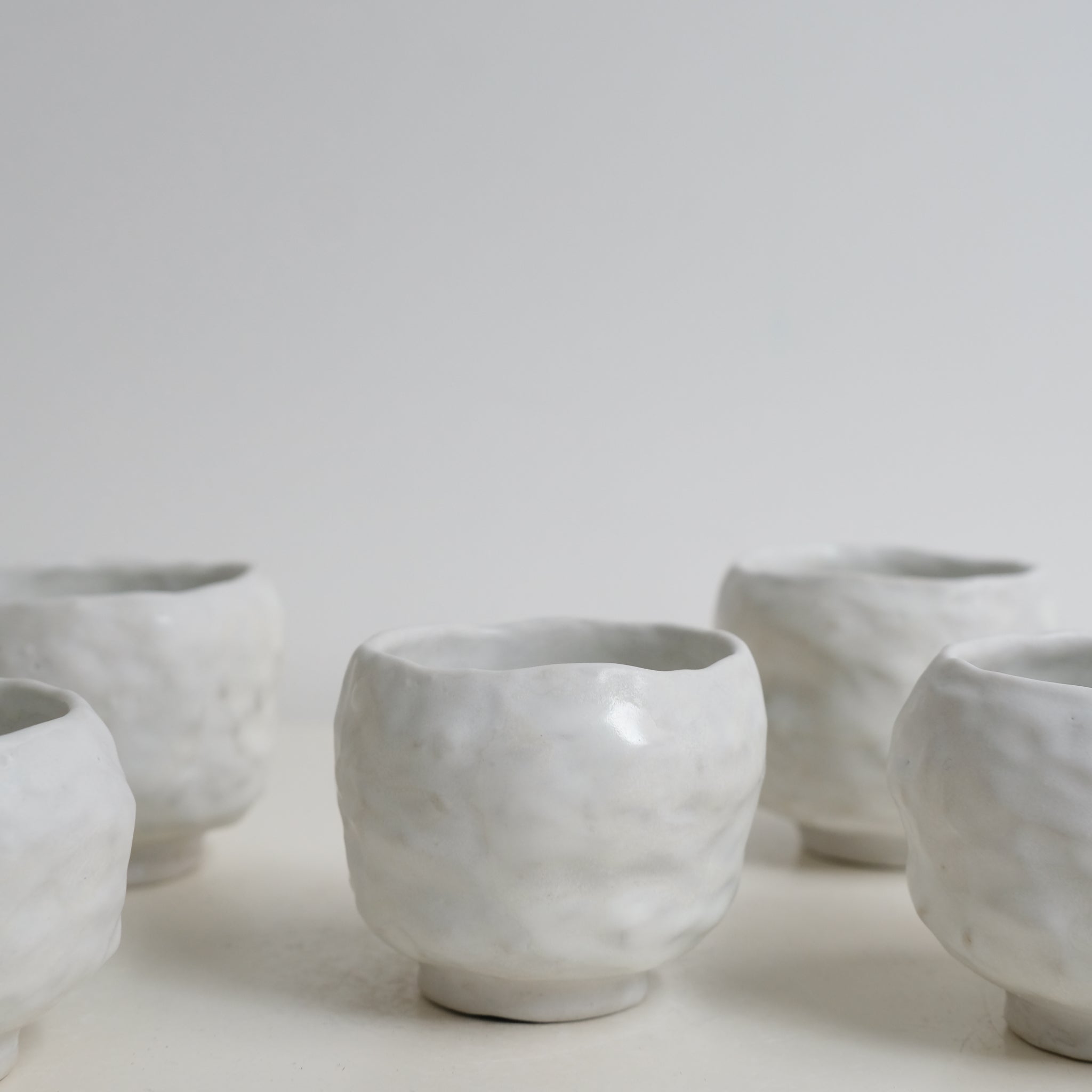Tasse en grès 75ml - Blanc texturé satiné de Claire Cosnefroy chez Brutal Ceramics