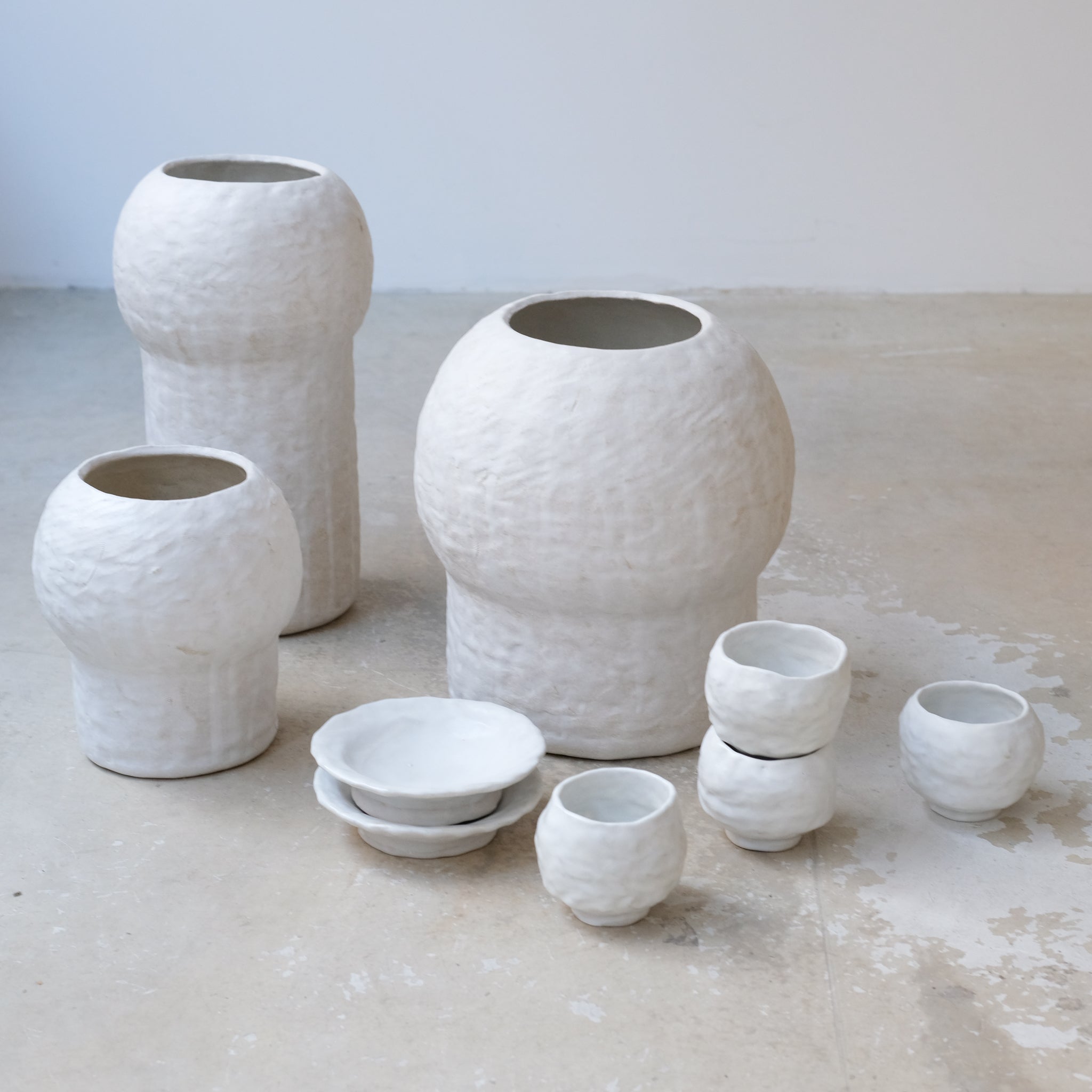 Vase en grès blanc H28cm - Blanc texturé mat de Claire Cosnefroy chez Brutal Ceramics