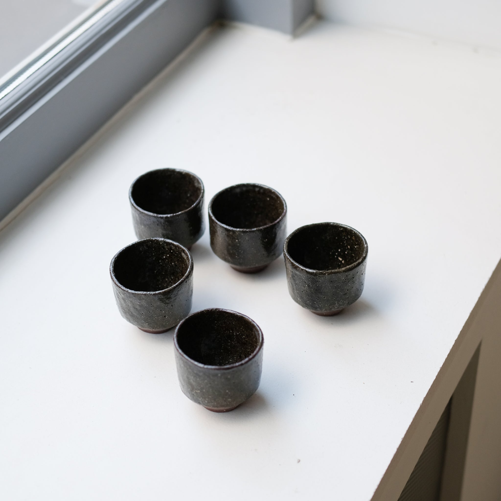 Tasse en argile récoltée brun brillant de Diana Prak chez Brutal Ceramics