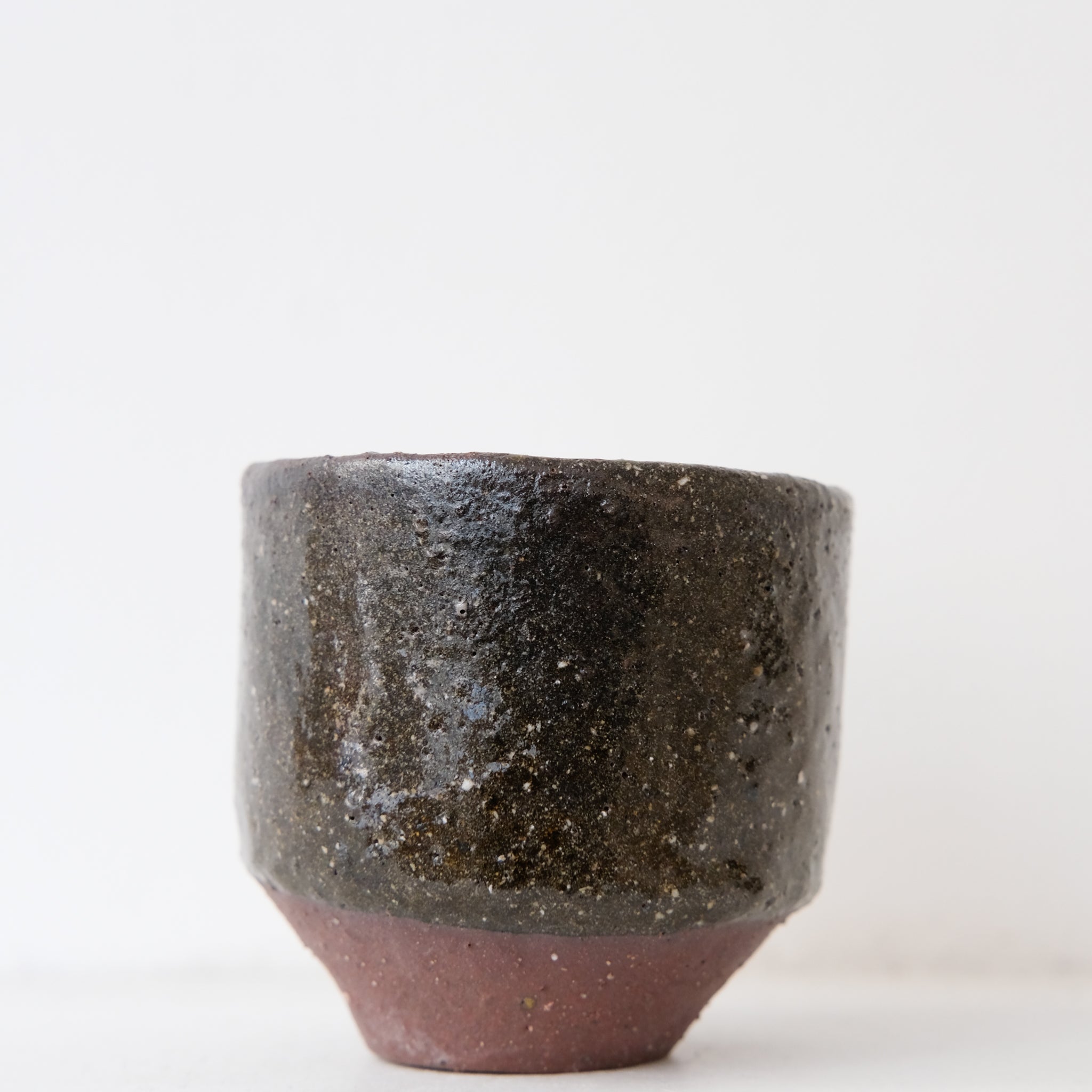 Tasse en argile récoltée brun brillant de Diana Prak chez Brutal Ceramics