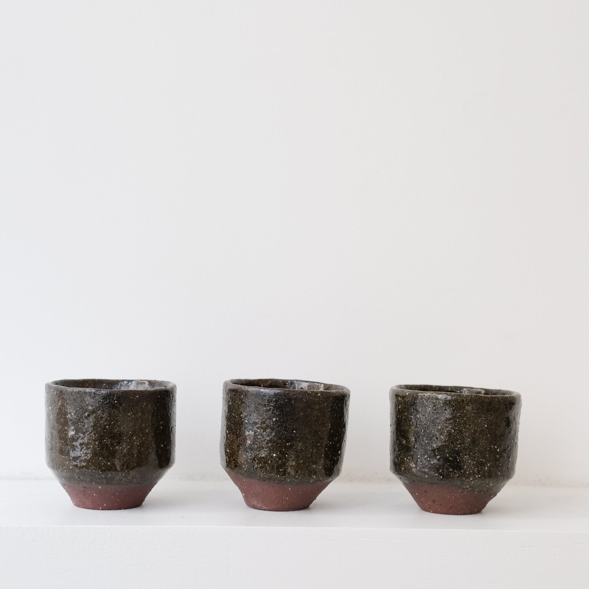 Tasse en argile récoltée brun brillant de Diana Prak chez Brutal Ceramics