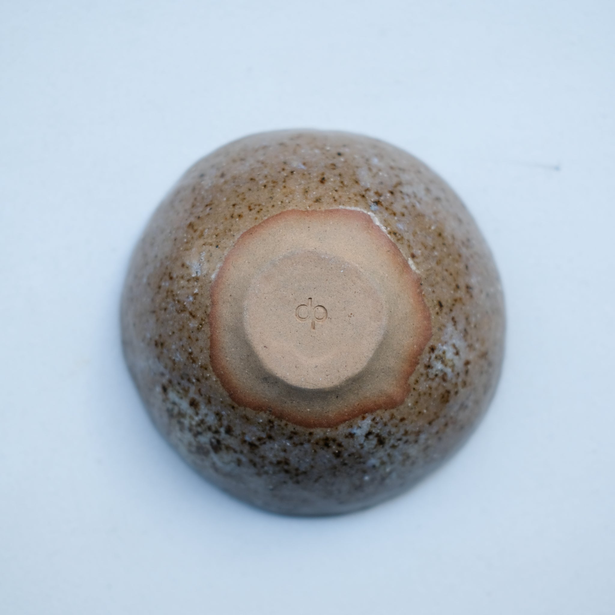 Coupelle en argile récoltée D 11ml - beige moucheté brun de Diana Prak chez Brutal Ceramics