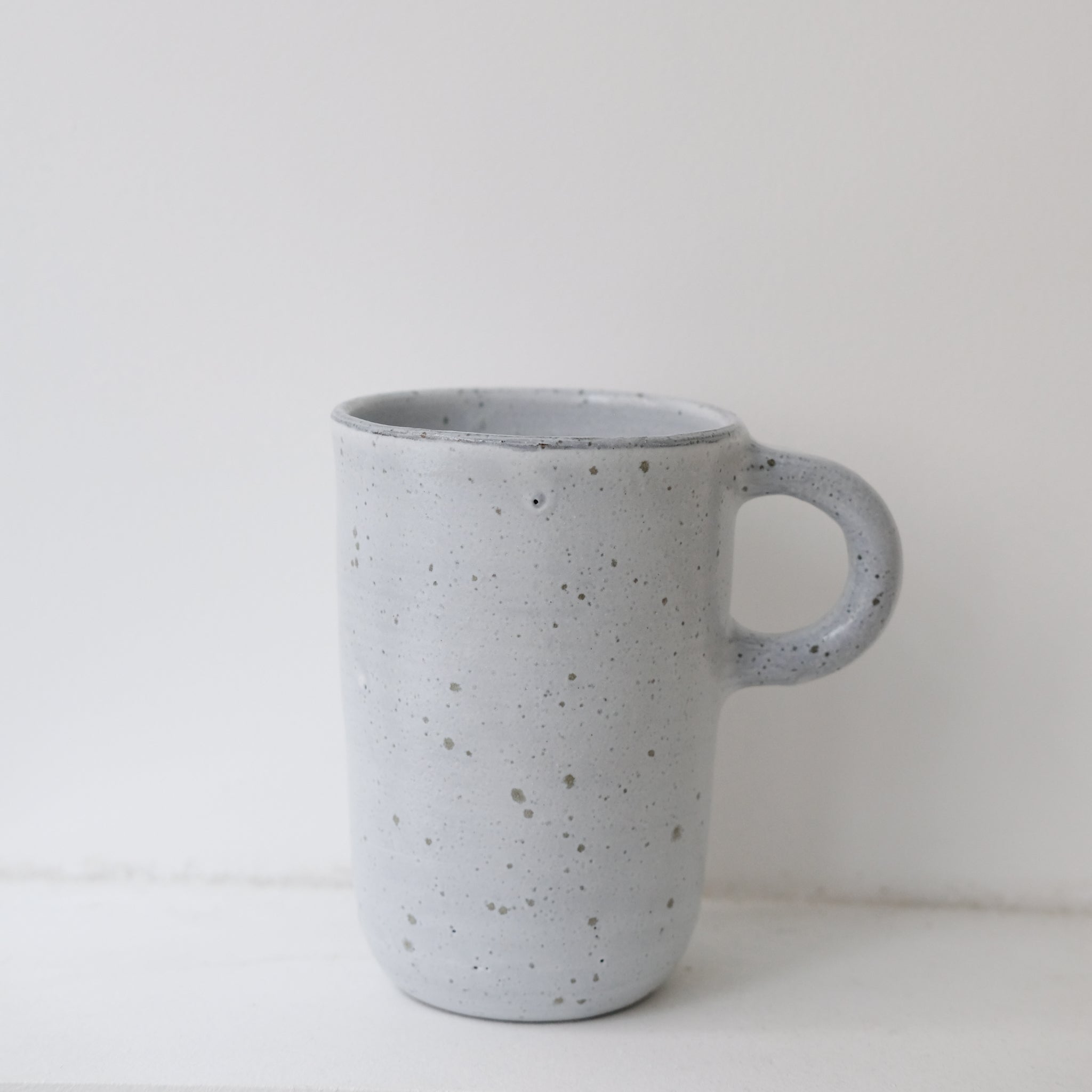 Tasse en grès blanc moucheté par Gaëlle Le Doledec chez Brutal Ceramics