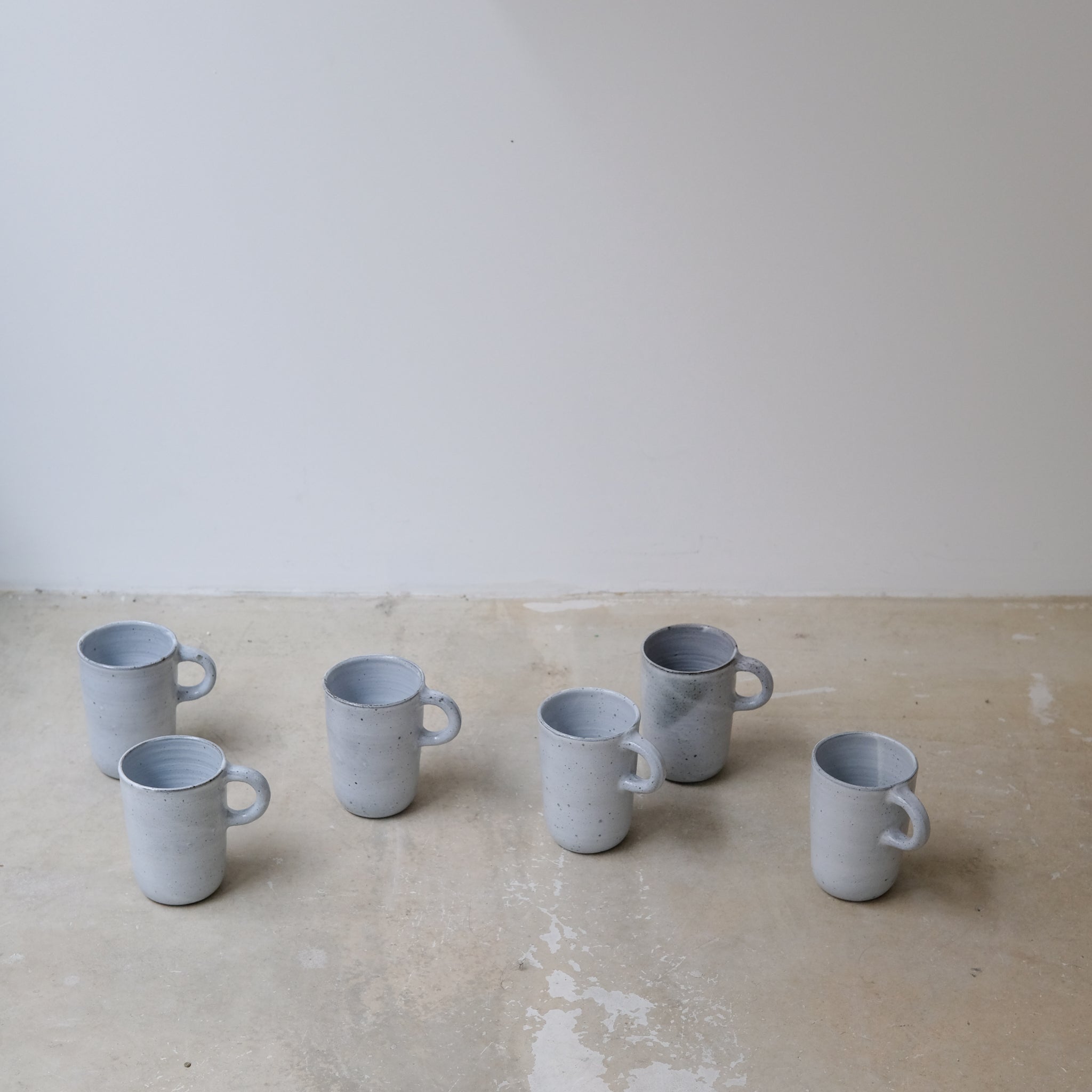 Tasse en grès blanc moucheté par Gaëlle Le Doledec chez Brutal Ceramics