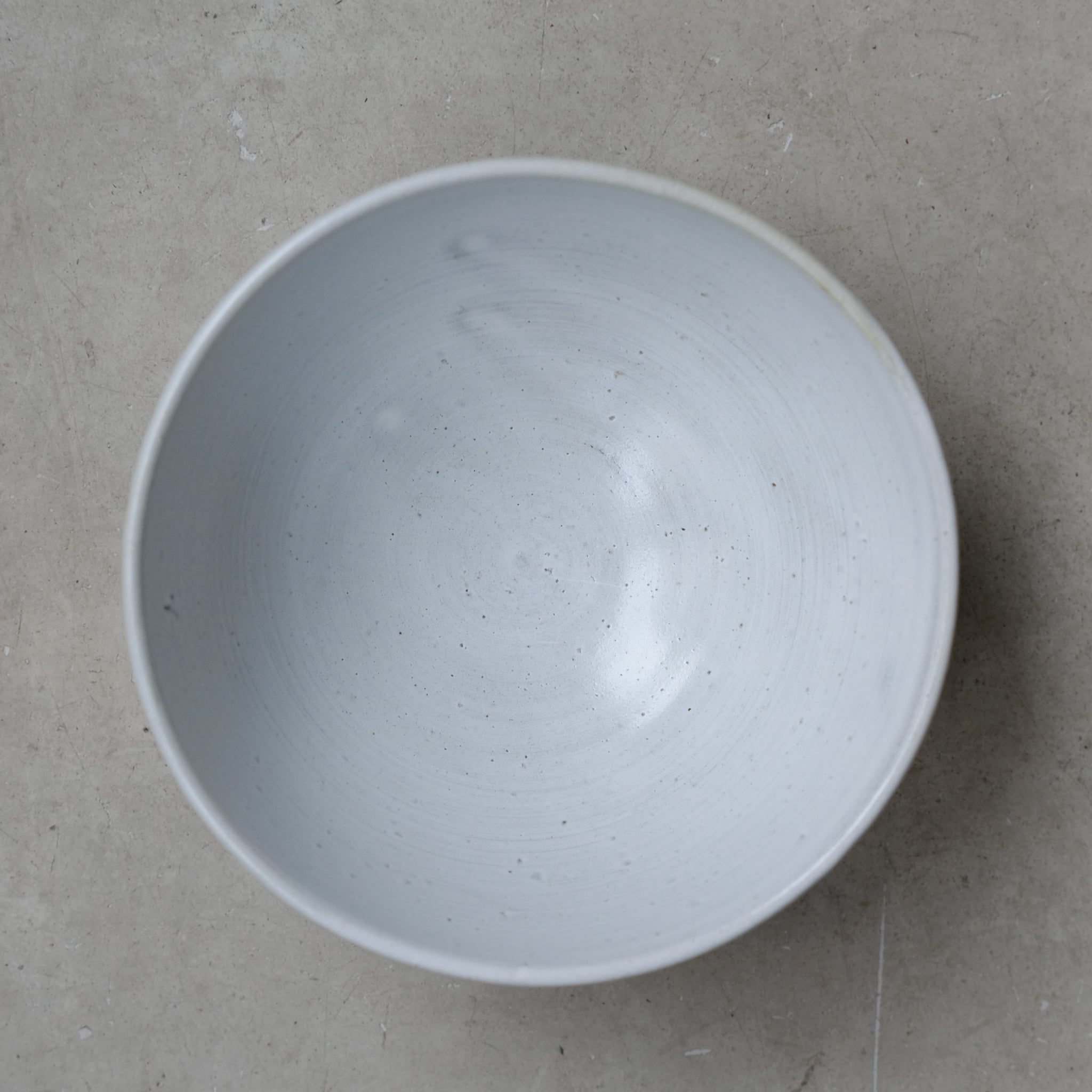Bol à nouilles blanc par la céramiste Gaëlle Le Doledec chez Brutal Ceramics