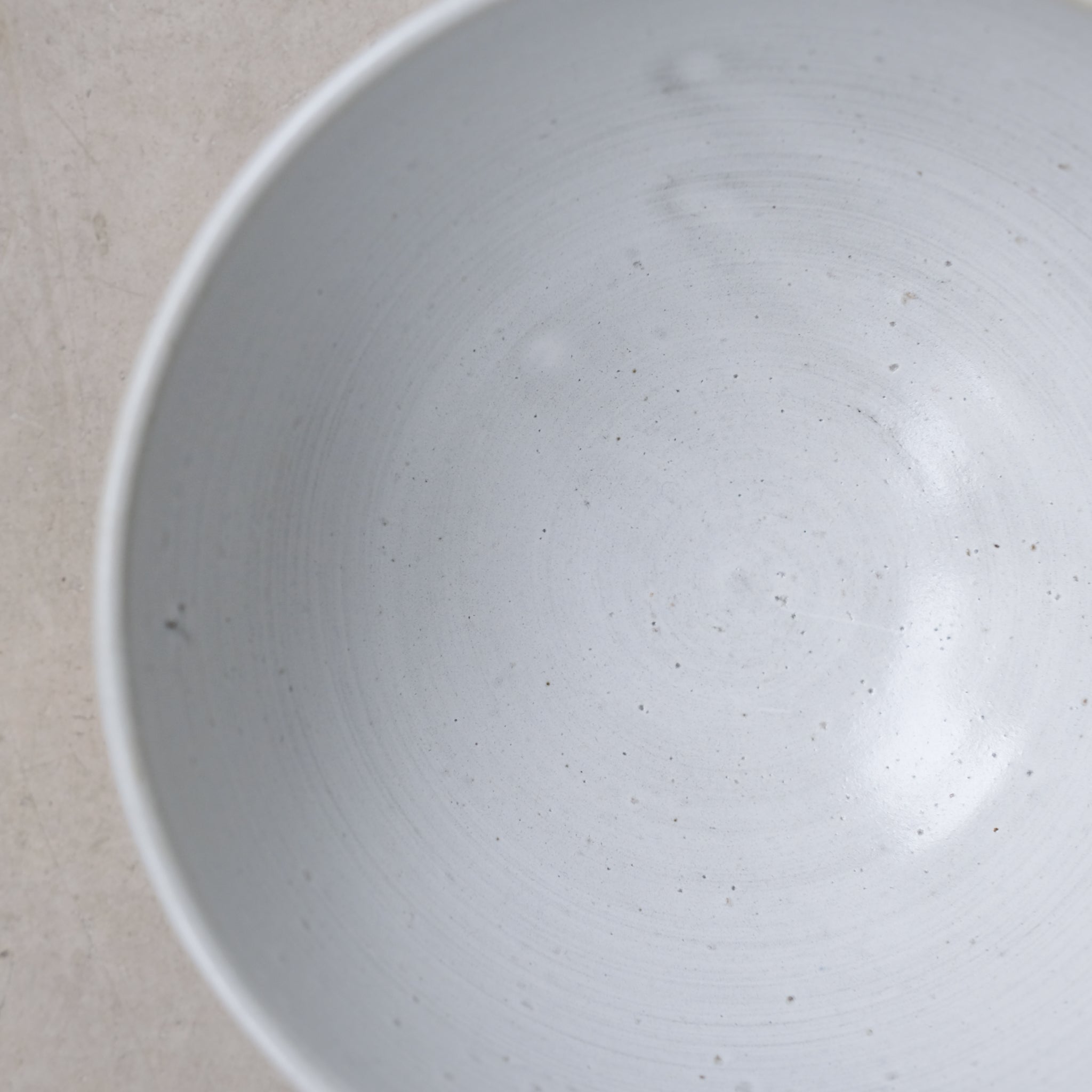 Bol à nouilles blanc par la céramiste Gaëlle Le Doledec chez Brutal Ceramics