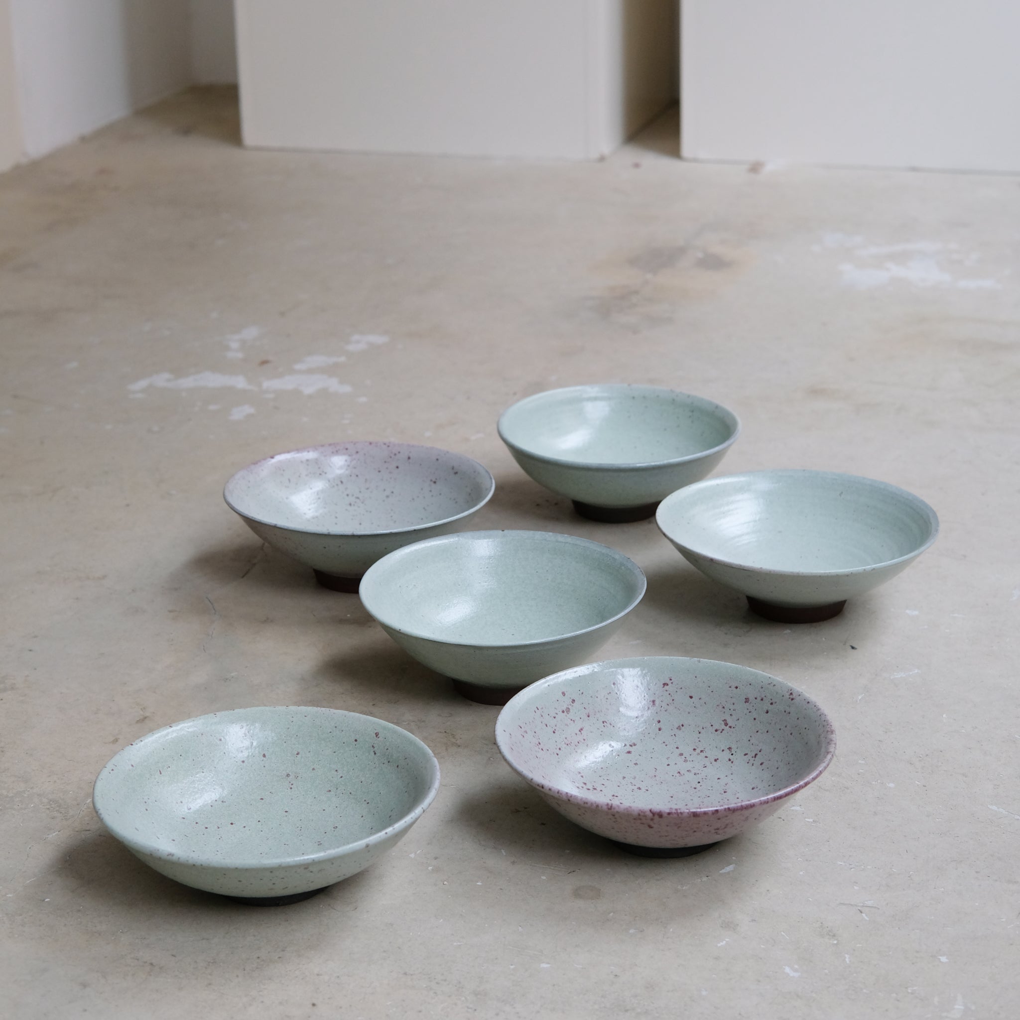 Assiette creuse en grès vert d'eau par Gaëlle Le Doledec chez Brutal Ceramics