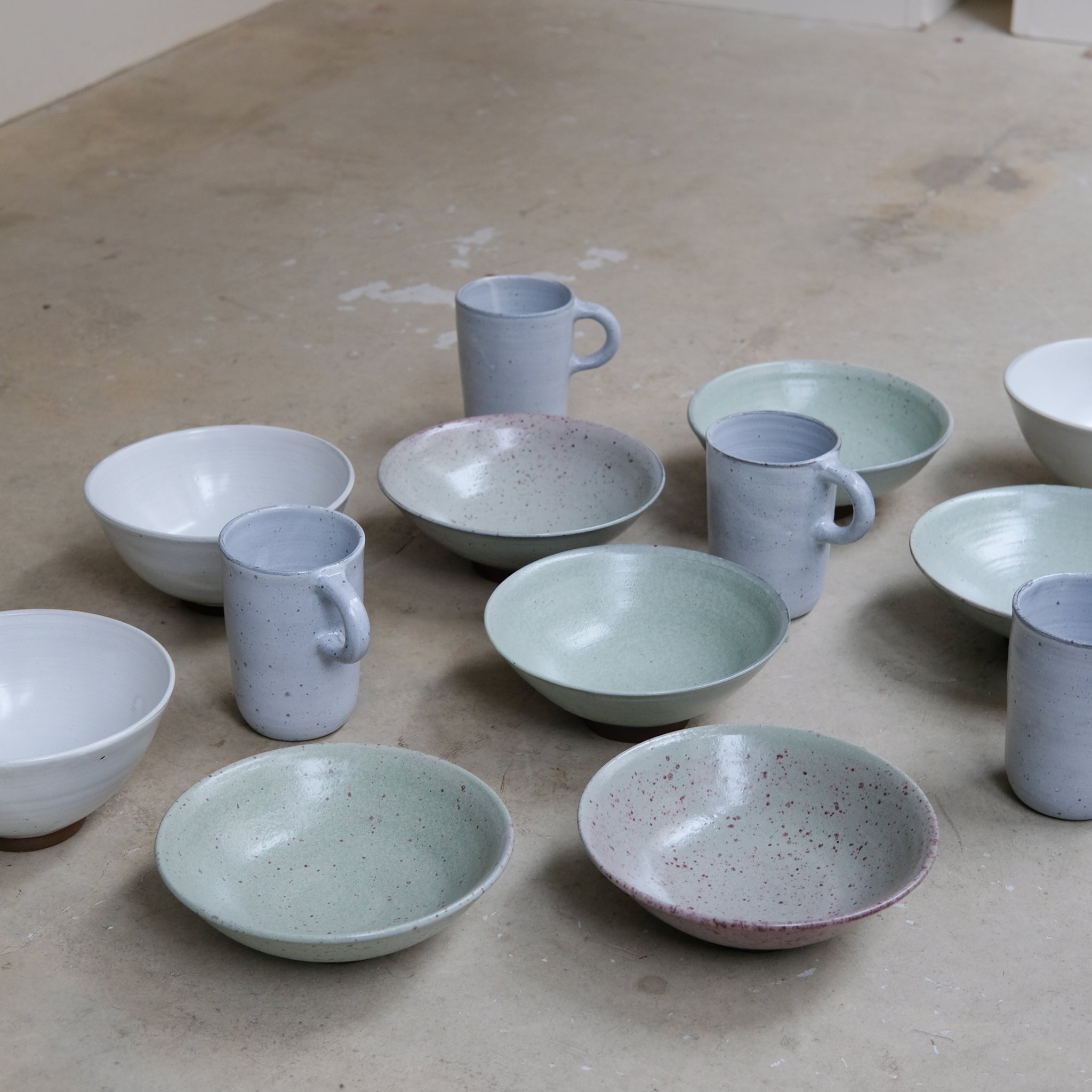 Assiette creuse en grès vert d'eau par Gaëlle Le Doledec chez Brutal Ceramics