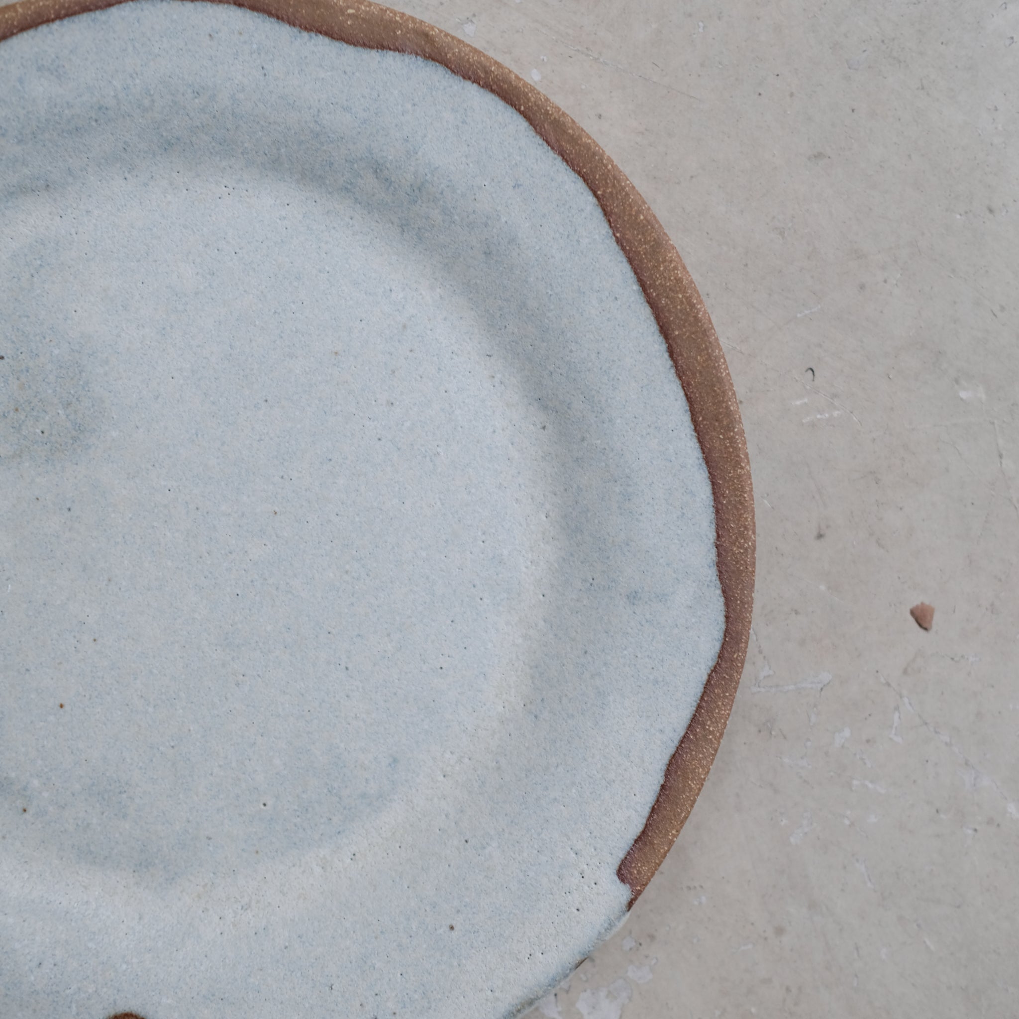 Assiette en grès D 22cm - Beige vert par la céramiste Hélène Maury chez Brutal Ceramics