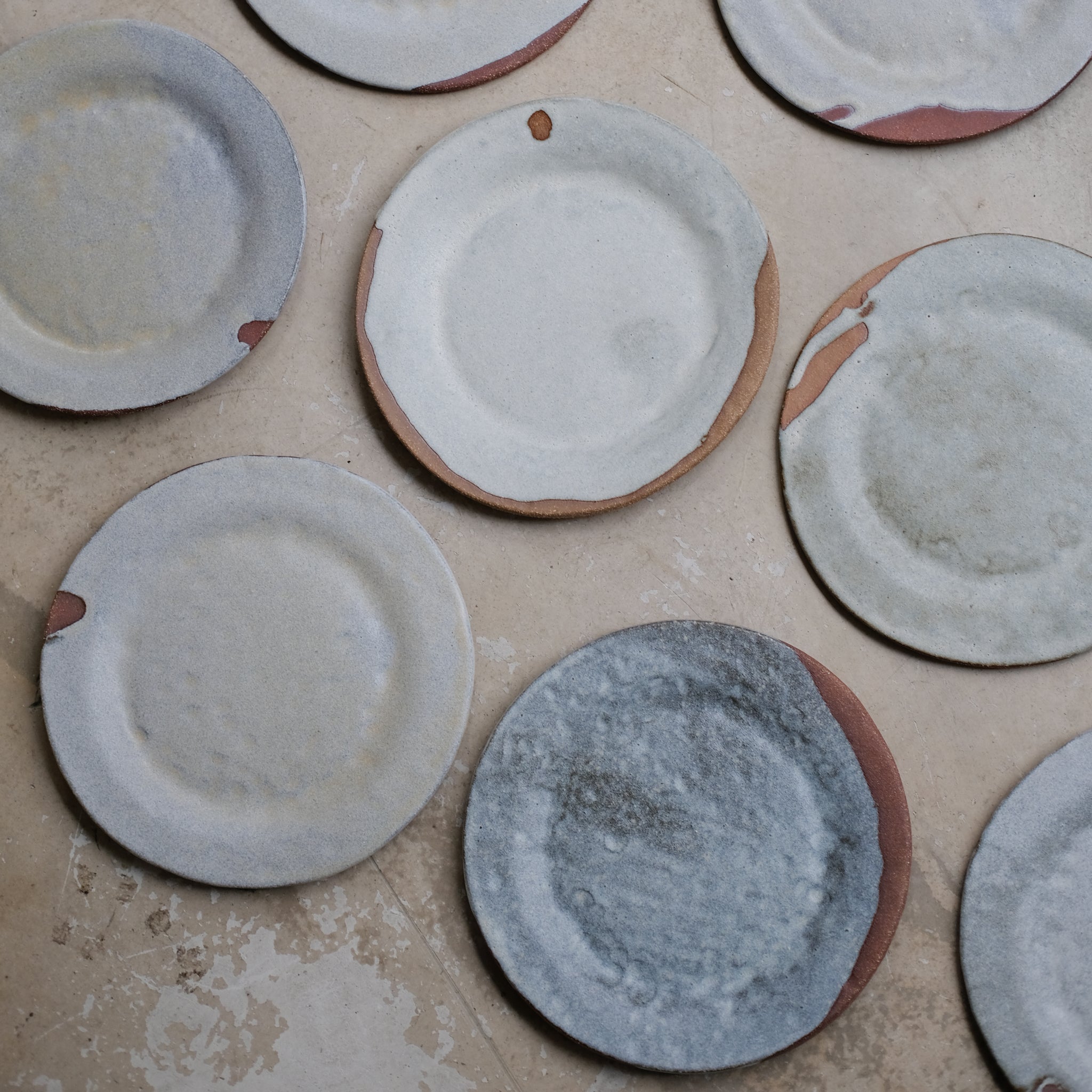 Assiette en grès D 22cm - Beige vert par la céramiste Hélène Maury chez Brutal Ceramics