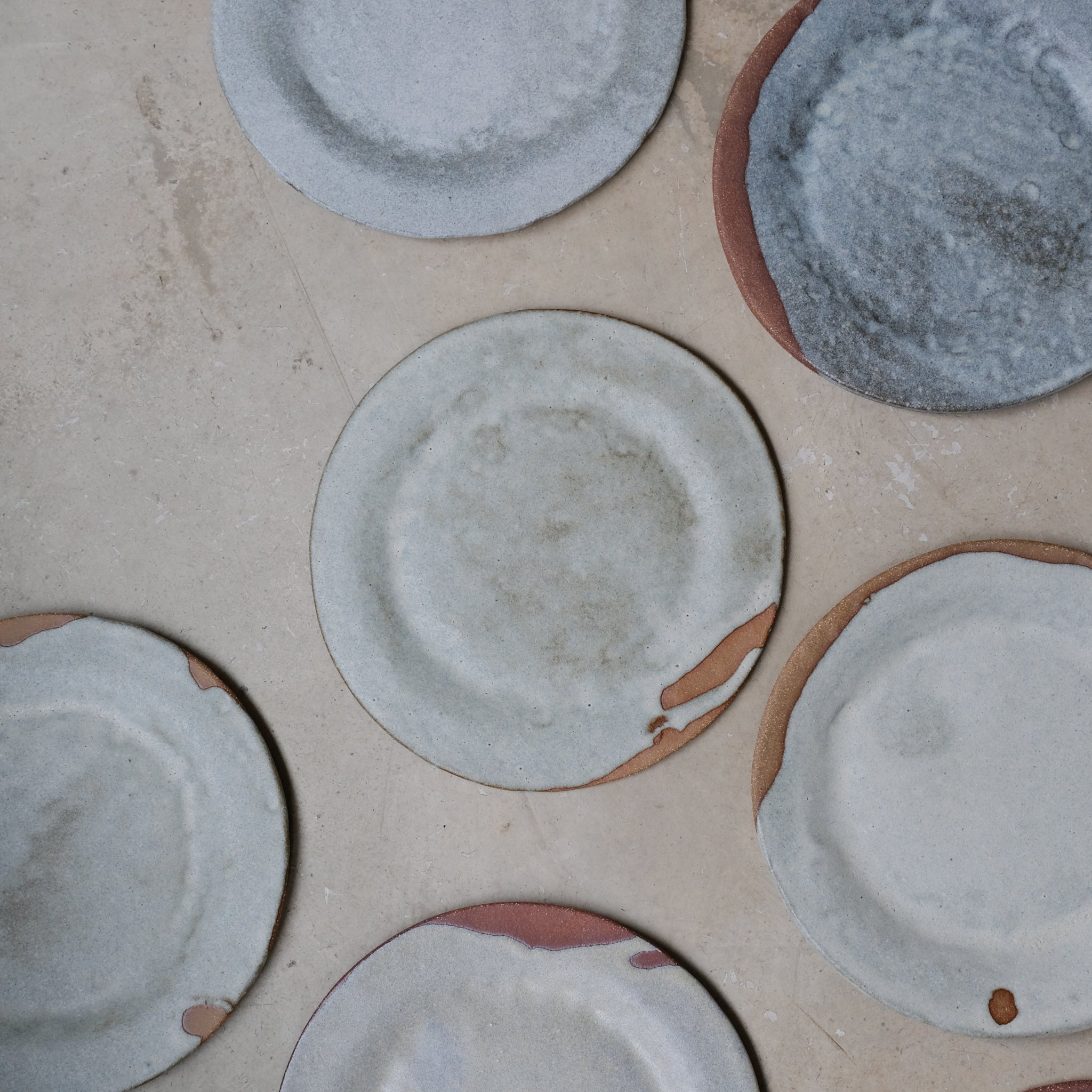 Assiette en grès D 22cm - Beige vert par la céramiste Hélène Maury chez Brutal Ceramics