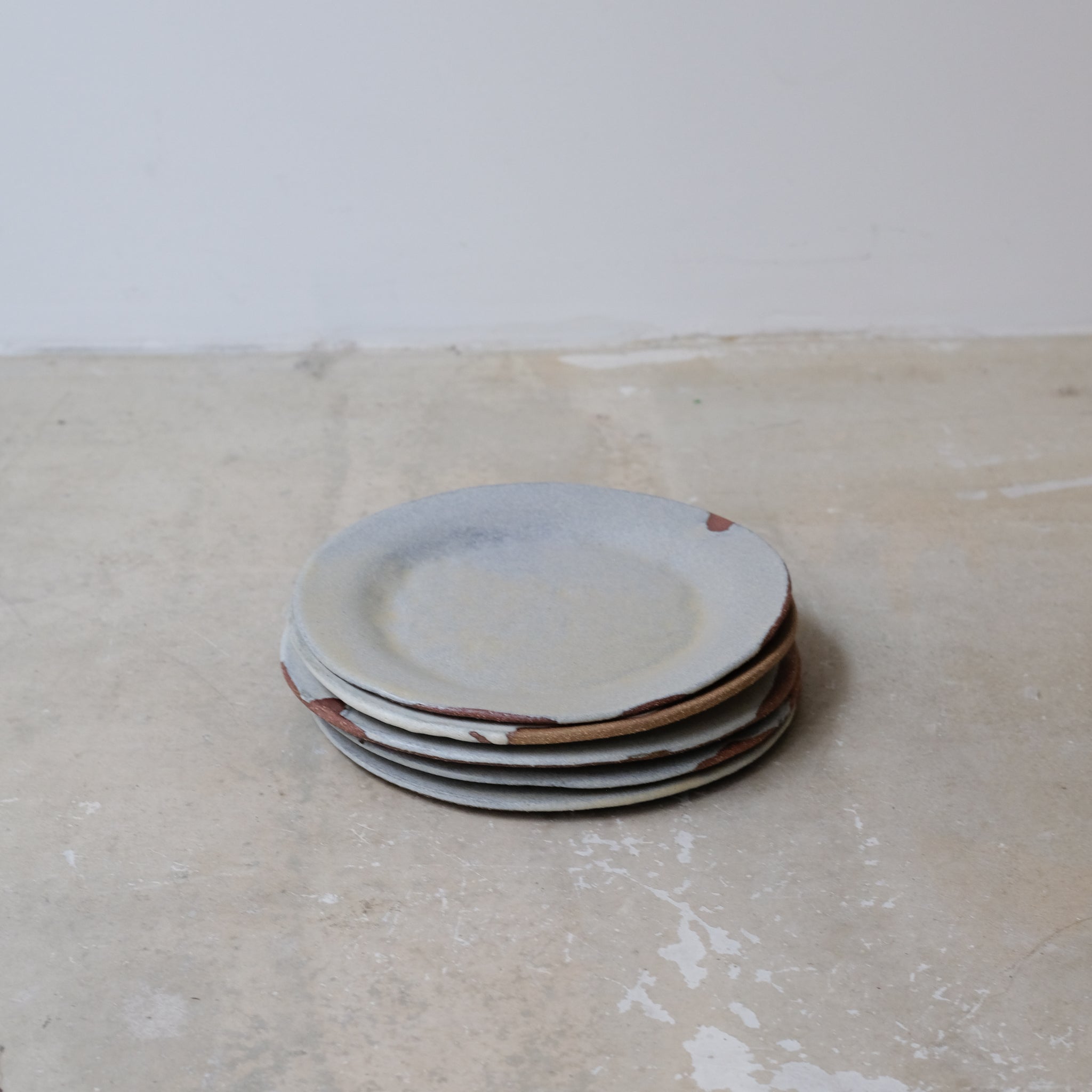 Assiette en grès D 22cm - Beige vert par la céramiste Hélène Maury chez Brutal Ceramics