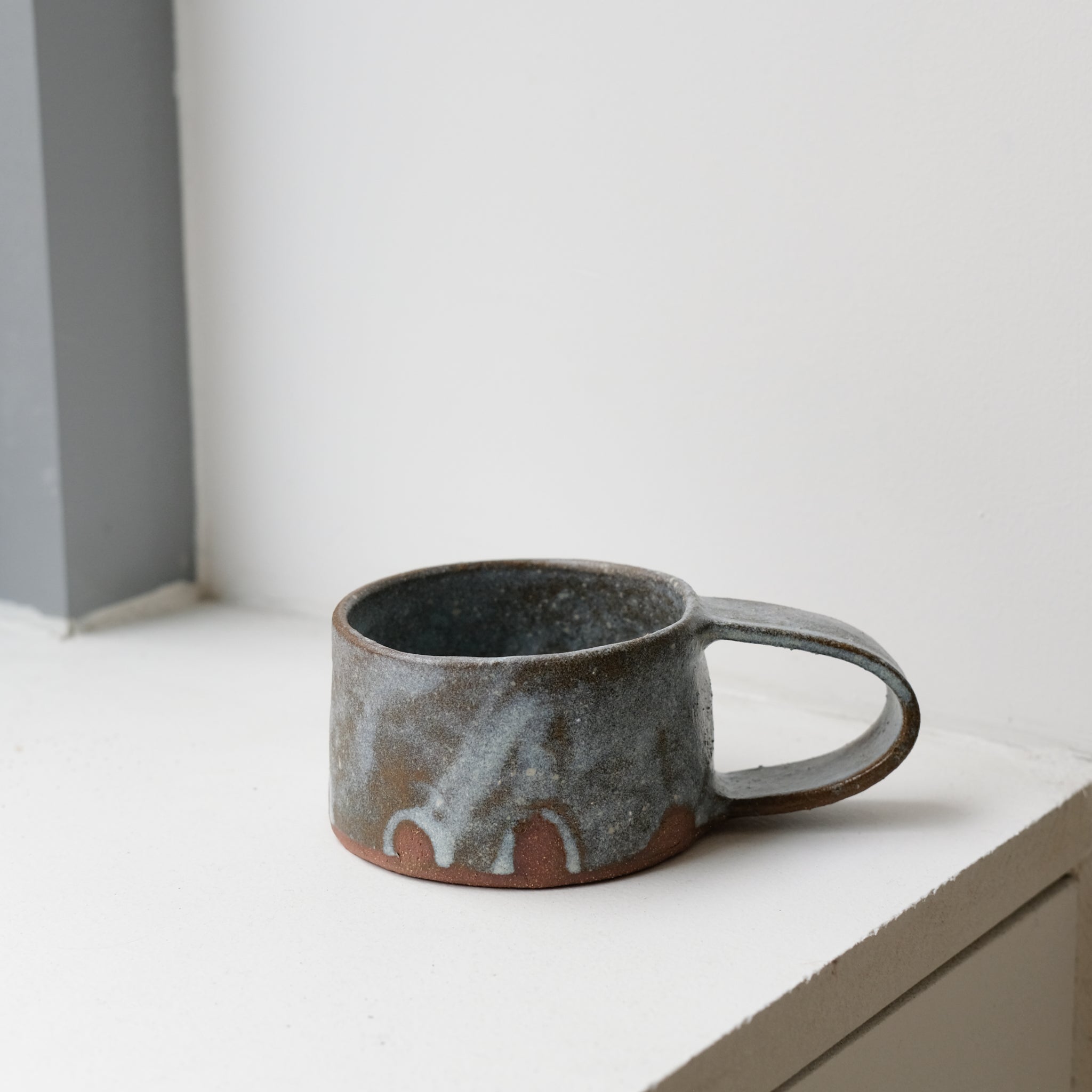 Tasse "crochet" en grès 180ml - Beige bleu par Hélène Maury chez Brutal Ceramics