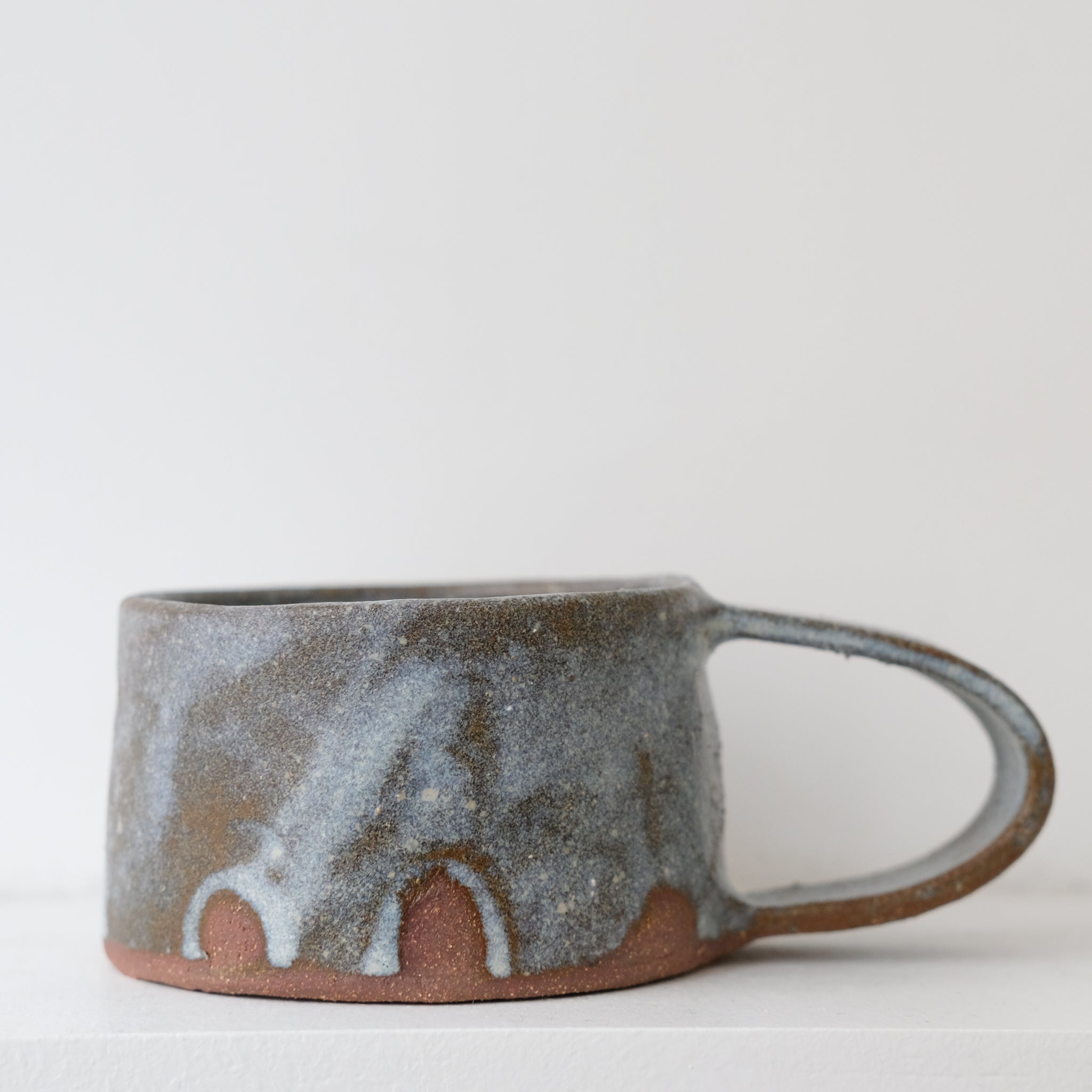Tasse "crochet" en grès 180ml - Beige bleu par Hélène Maury chez Brutal Ceramics