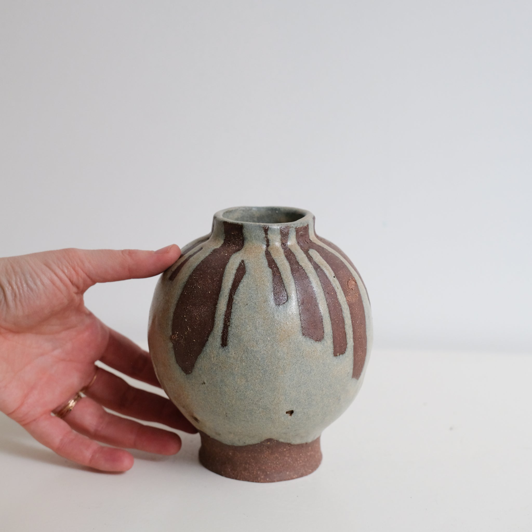 Vase en grès récolté H 15cm - roux et beige par Hélène Maury chez Brutal Ceramics