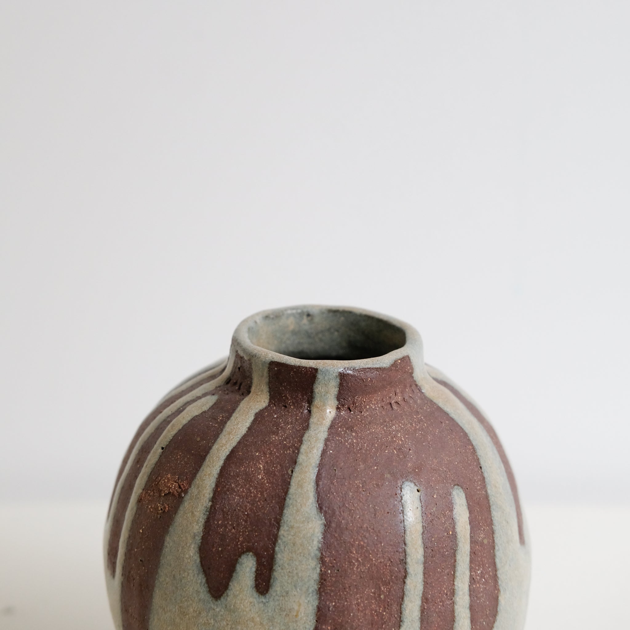 Vase en grès récolté H 15cm - roux et beige par Hélène Maury chez Brutal Ceramics