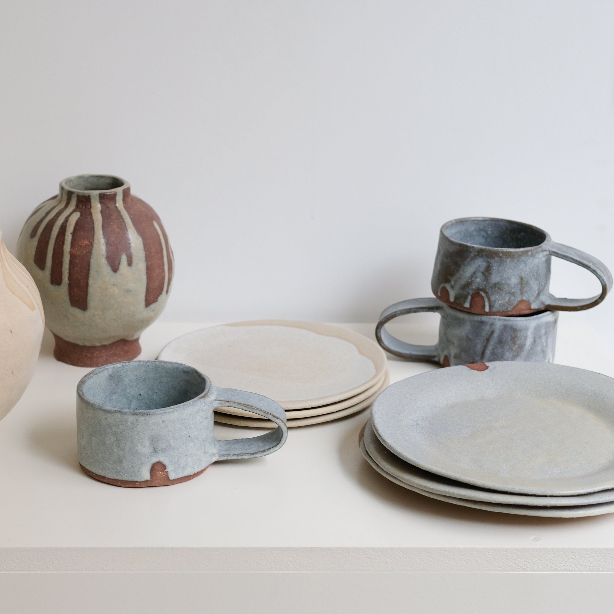 Assiette en grès D 18cm - Blanc beige par la céramiste Hélène Maury chez Brutal Ceramics