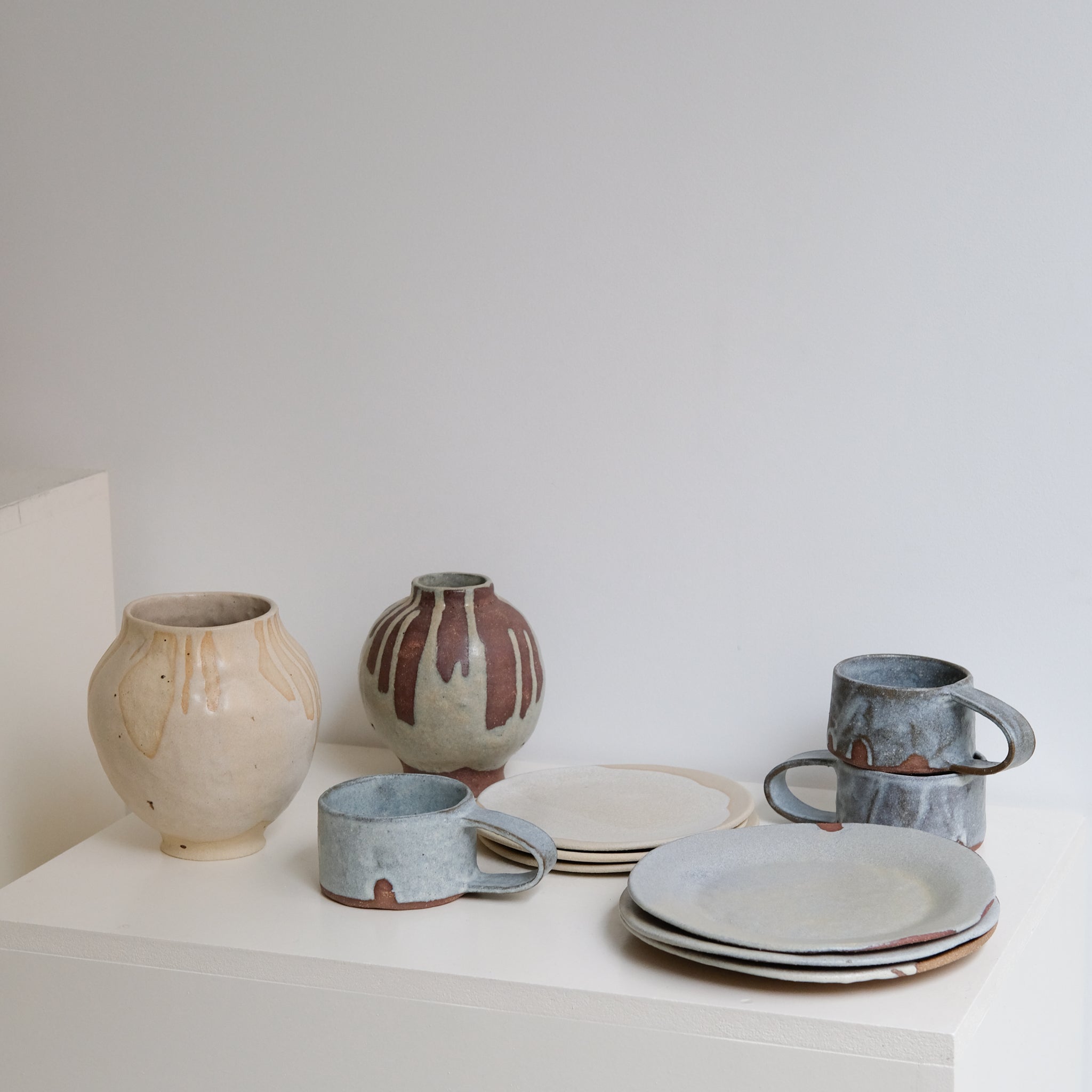 Assiette en grès D 22cm - Beige vert par la céramiste Hélène Maury chez Brutal Ceramics