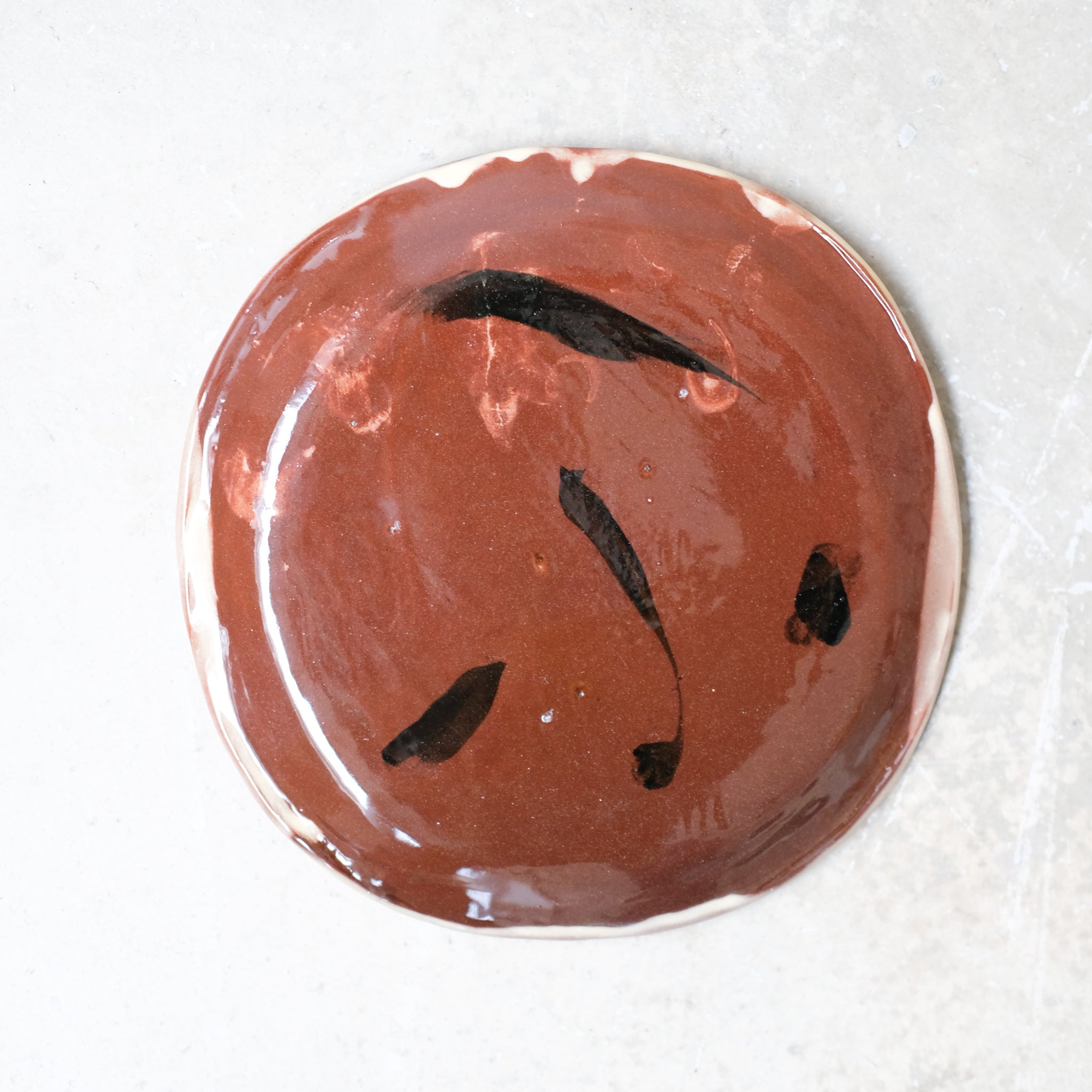 Assiette W2314 en faïence rouge D 19cm - Multicolore d'Héloise Bariol chez Brutal Ceramics