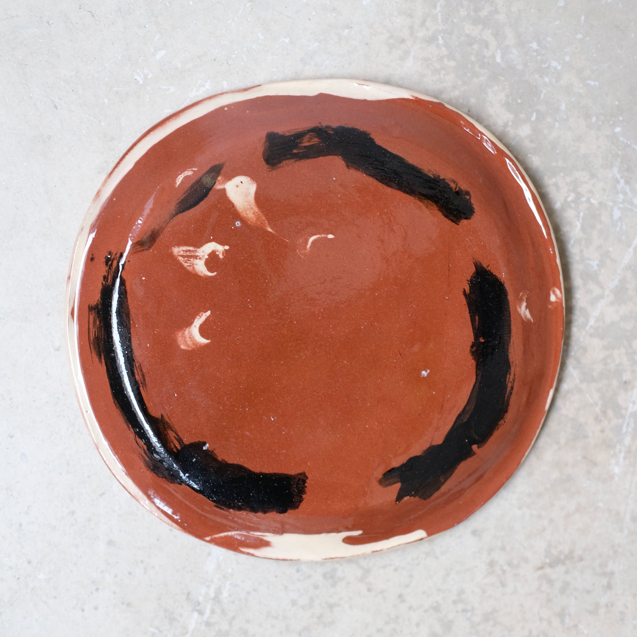 Assiette W2315 en faïence rouge D 19cm - Multicolore d'Héloise Bariol chez Brutal Ceramics
