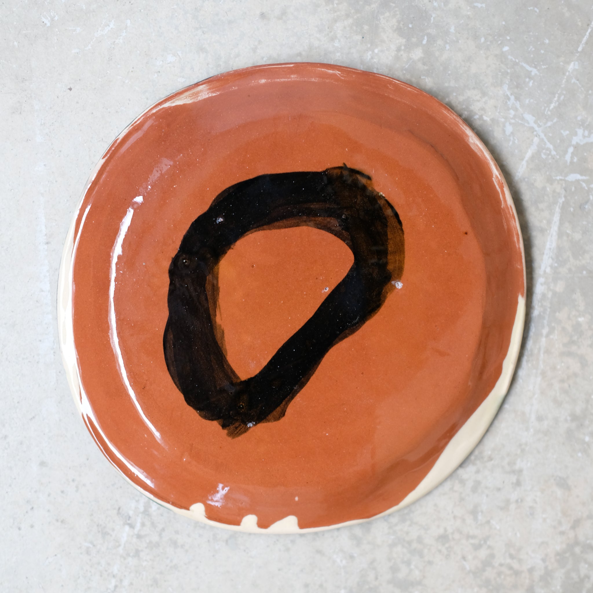 Assiette W2319 en faïence rouge D 19cm - Multicolore d'Héloise Bariol chez Brutal Ceramics