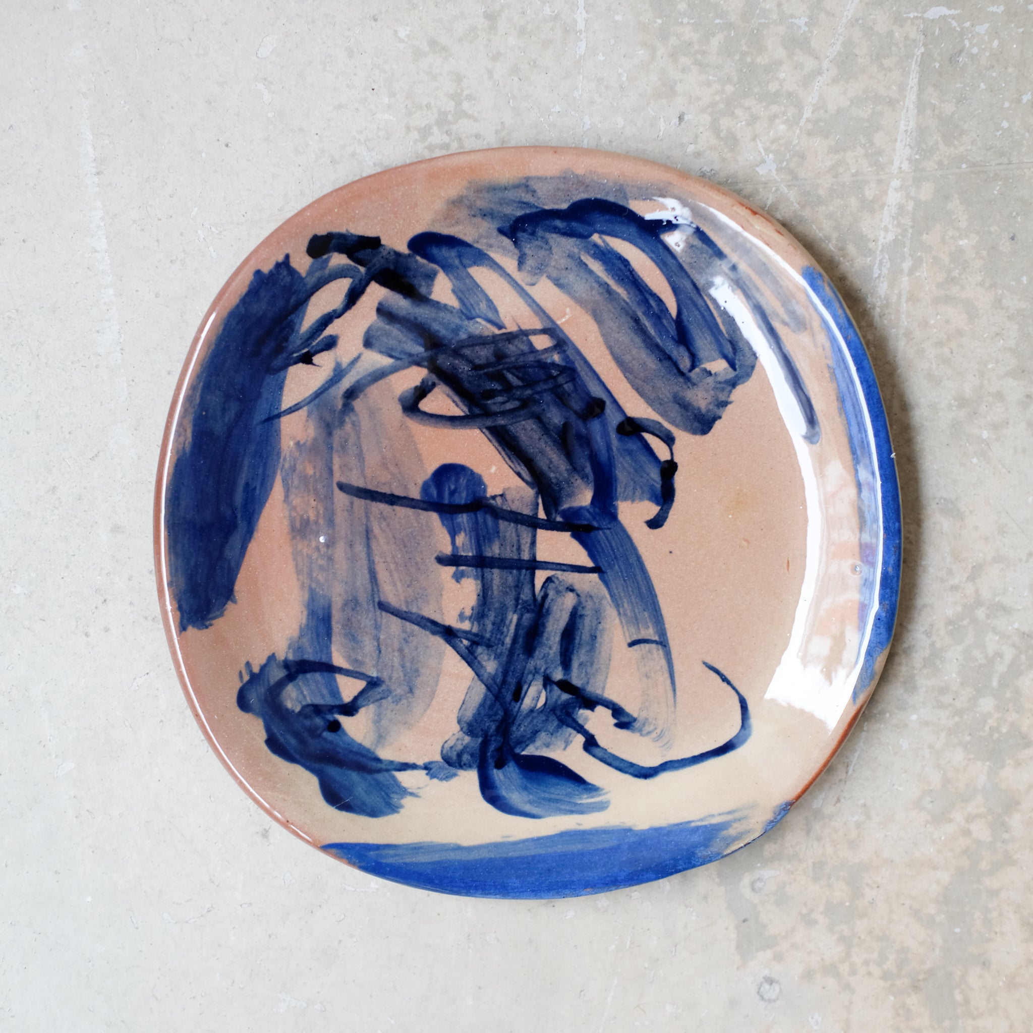 Assiette W2324 en faïence rouge D 19cm - Multicolore d'Héloise Bariol chez Brutal Ceramics
