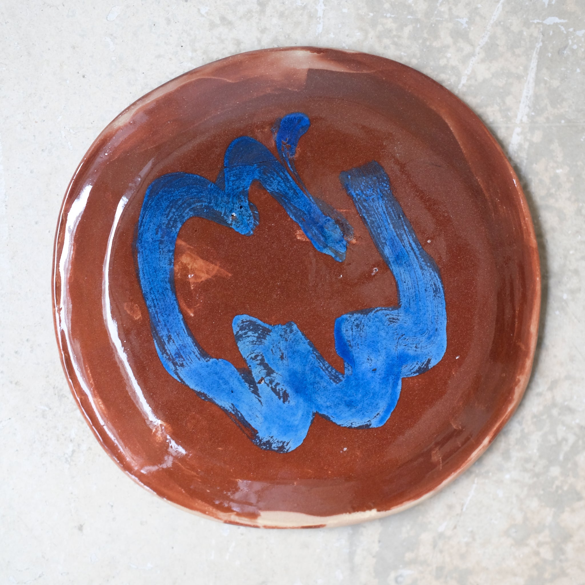 Assiette W2324 en faïence rouge D 19cm - Multicolore d'Héloise Bariol chez Brutal Ceramics