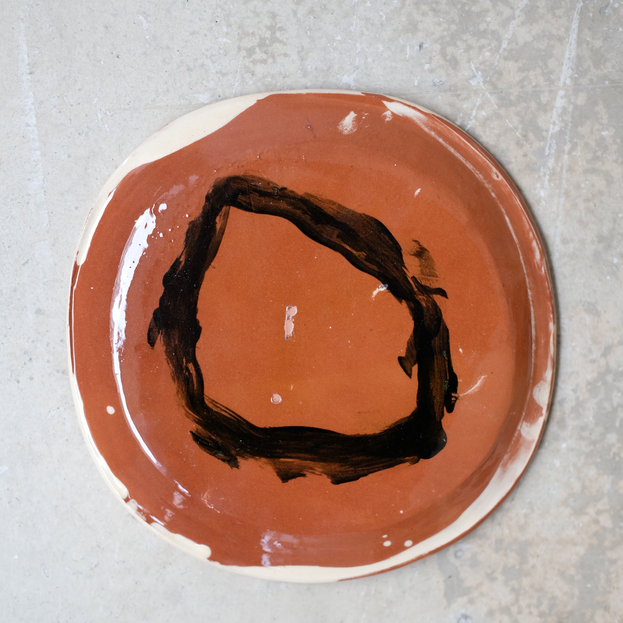 Assiette W2326 en faïence rouge D 19cm - Multicolore d'Héloise Bariol chez Brutal Ceramics