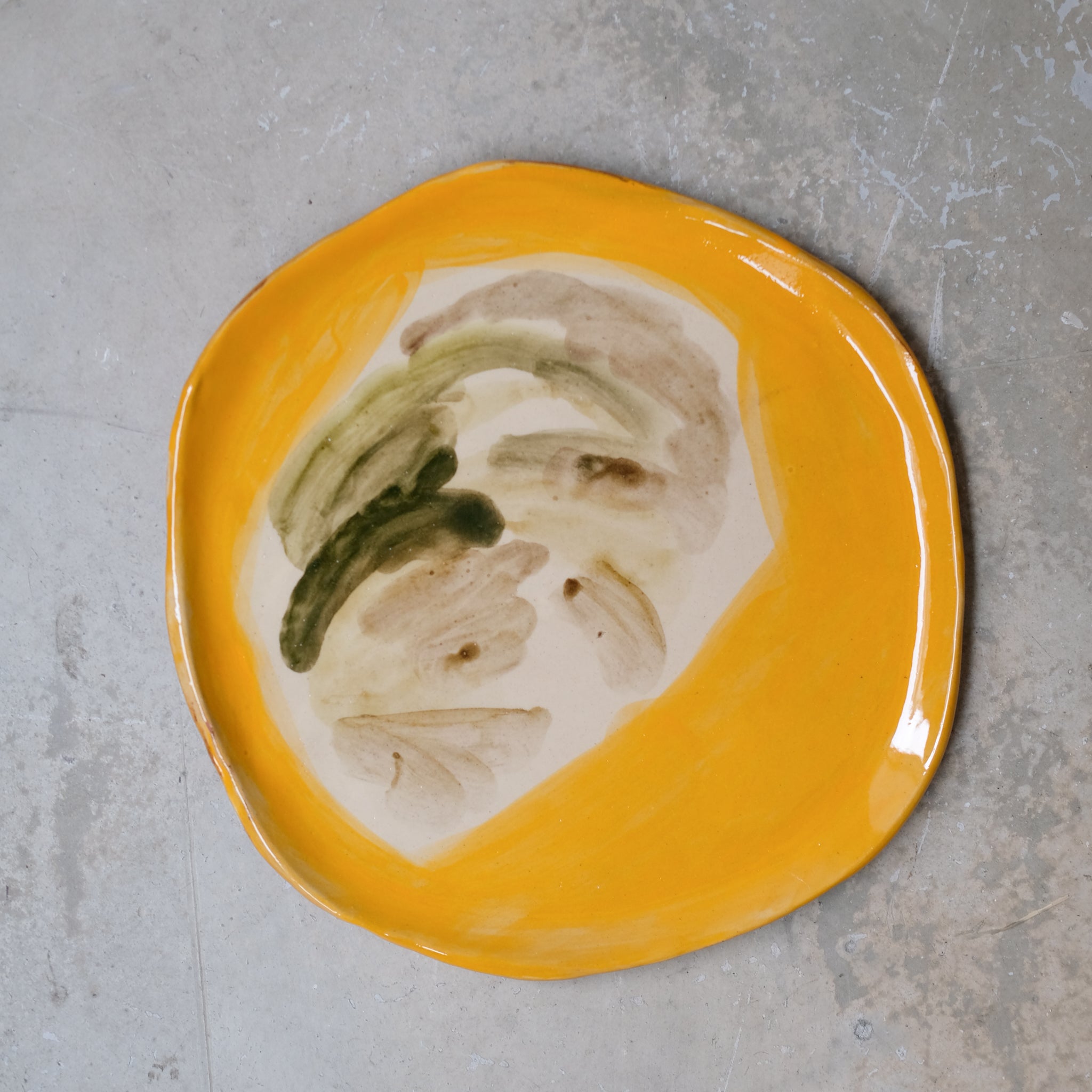 Assiette W2327 en faïence rouge D 19cm - Multicolore d'Héloise Bariol chez Brutal Ceramics